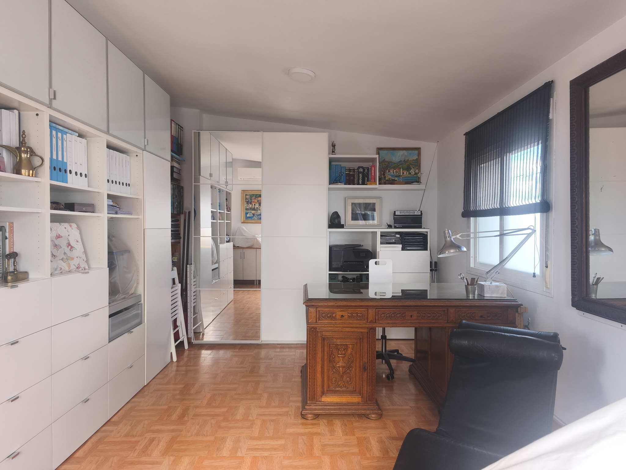 Espectacular Chalet Pareado de Esquina en Estepona: ¡Listo para entrar a vivir y con Coste Eléctrico Cero!