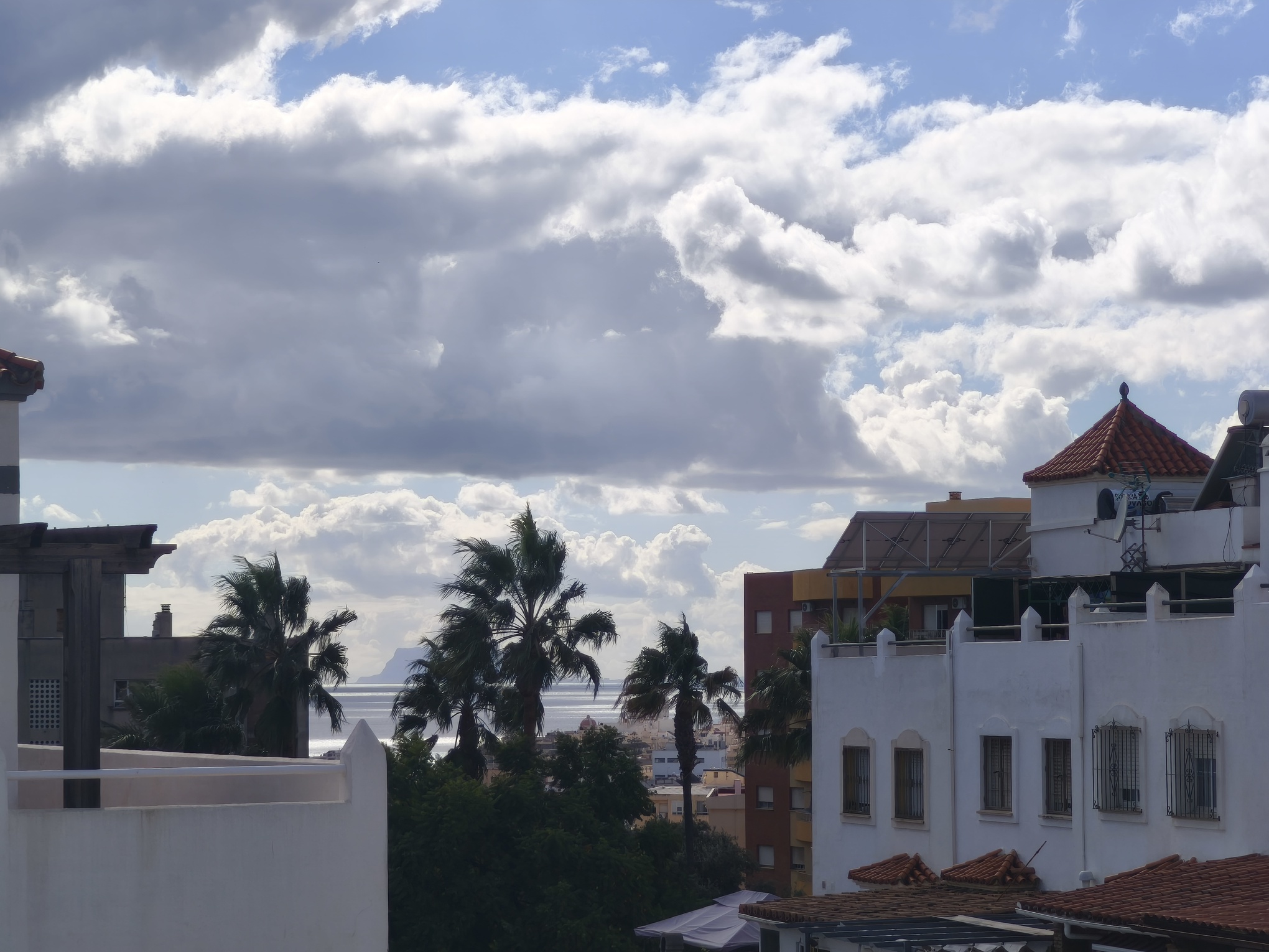 Espectacular Chalet Pareado de Esquina en Estepona: ¡Listo para entrar a vivir y con Coste Eléctrico Cero!
