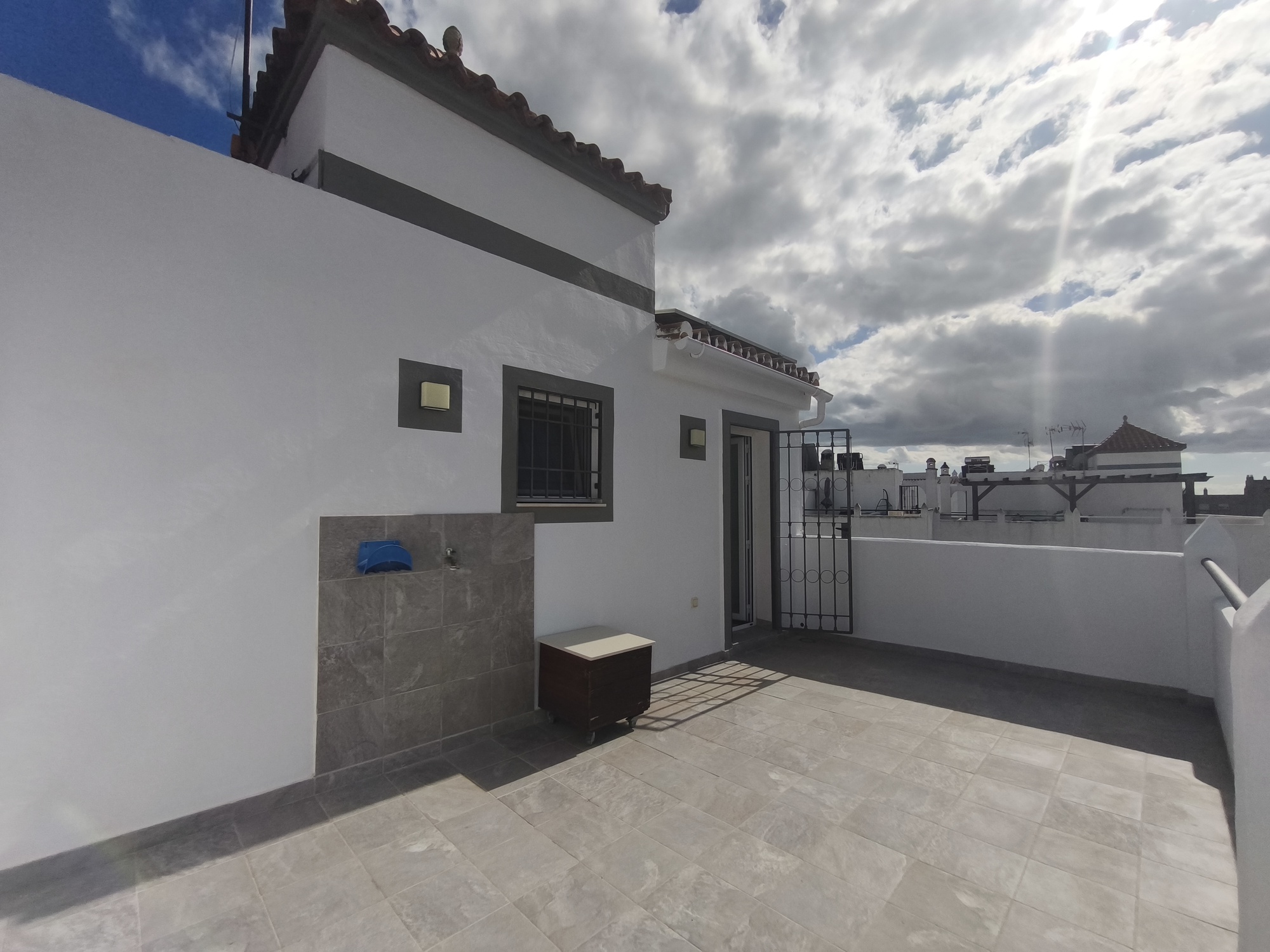 Espectacular Chalet Pareado de Esquina en Estepona: ¡Listo para entrar a vivir y con Coste Eléctrico Cero!