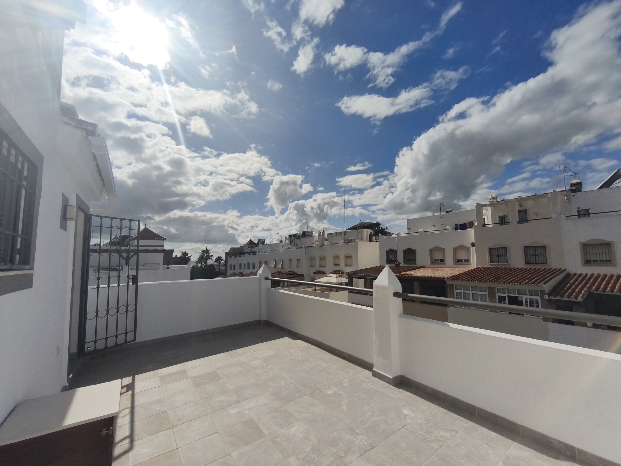 Espectacular Chalet Pareado de Esquina en Estepona: ¡Listo para entrar a vivir y con Coste Eléctrico Cero!
