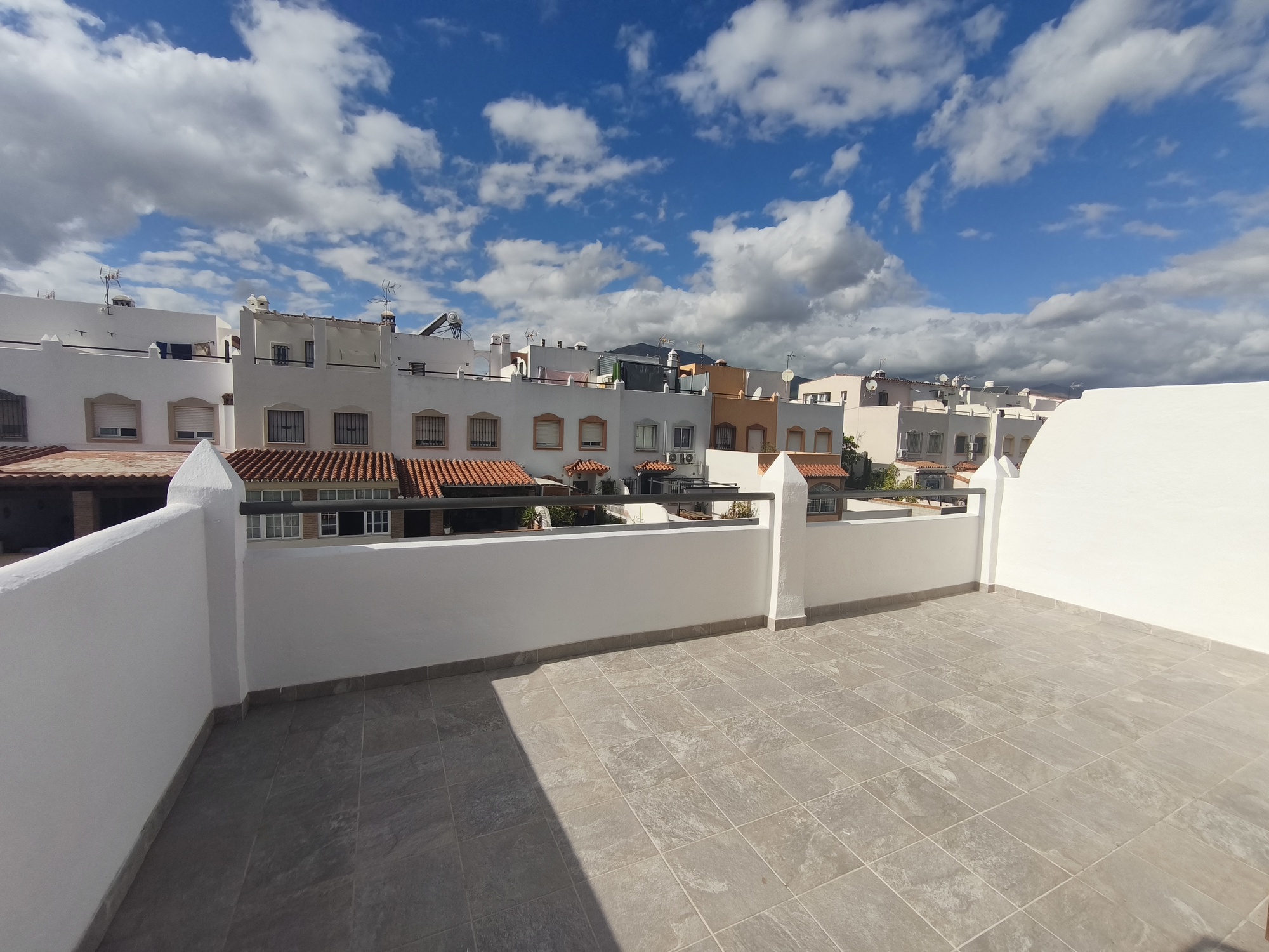 Espectacular Chalet Pareado de Esquina en Estepona: ¡Listo para entrar a vivir y con Coste Eléctrico Cero!
