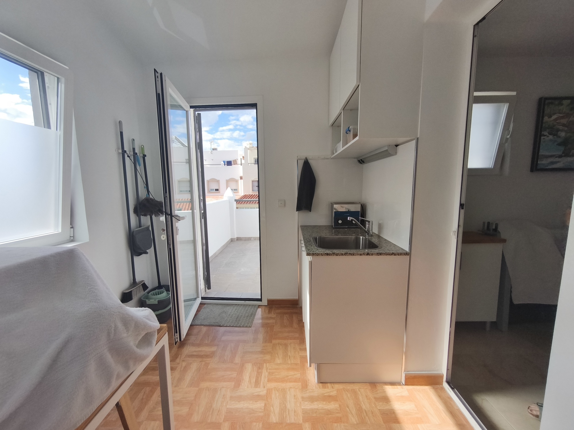 Espectacular Chalet Pareado de Esquina en Estepona: ¡Listo para entrar a vivir y con Coste Eléctrico Cero!