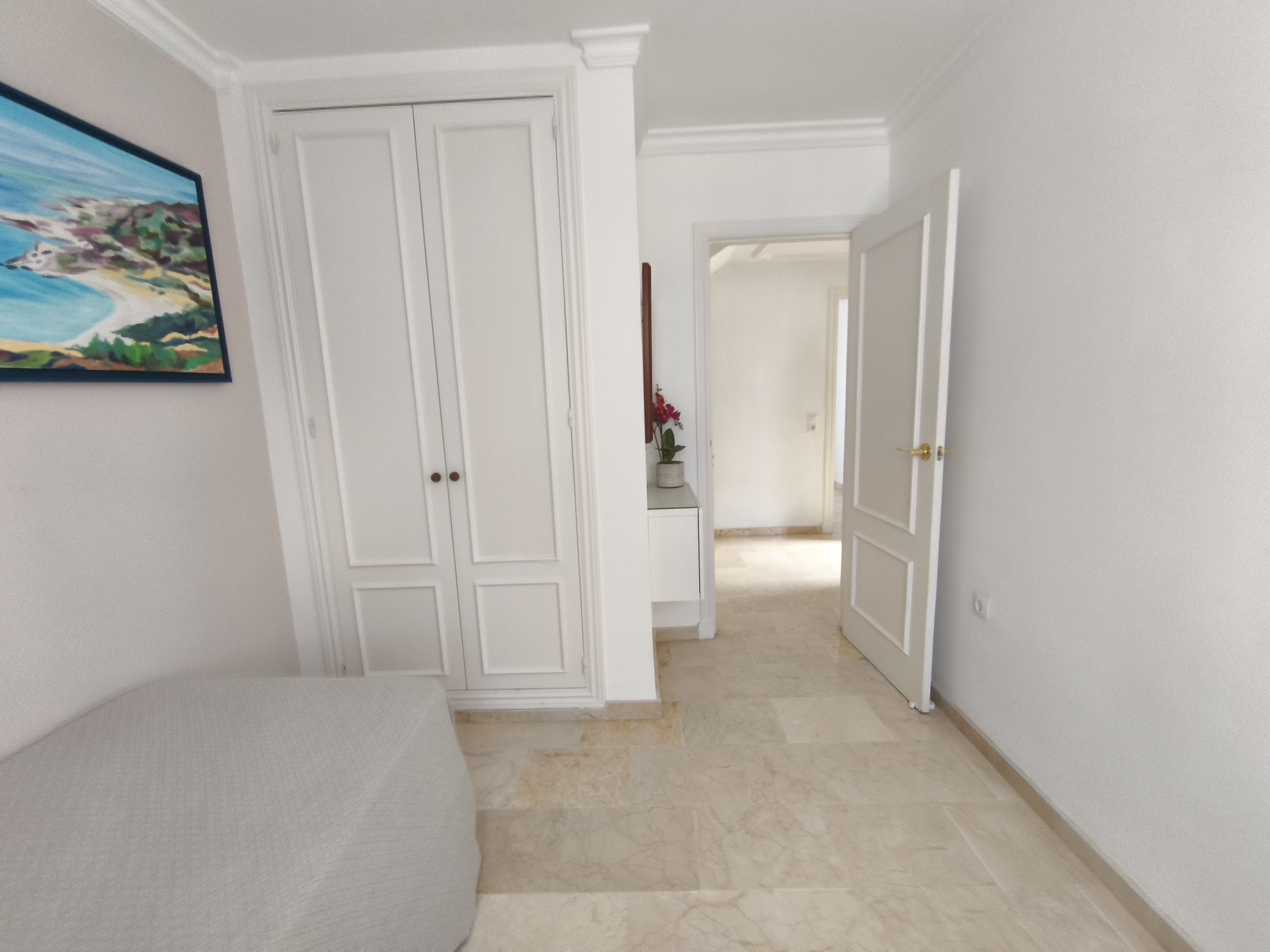 Espectacular Chalet Pareado de Esquina en Estepona: ¡Listo para entrar a vivir y con Coste Eléctrico Cero!
