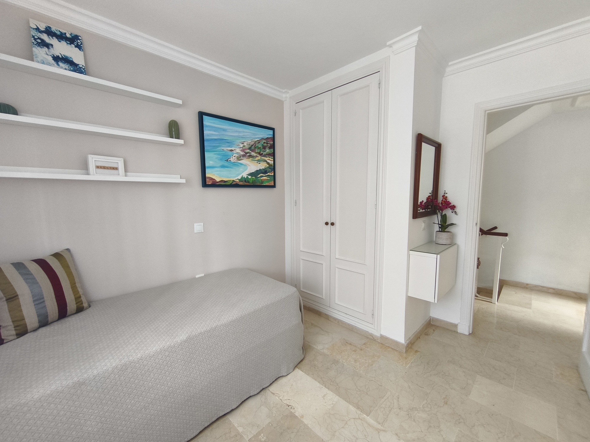 Espectacular Chalet Pareado de Esquina en Estepona: ¡Listo para entrar a vivir y con Coste Eléctrico Cero!