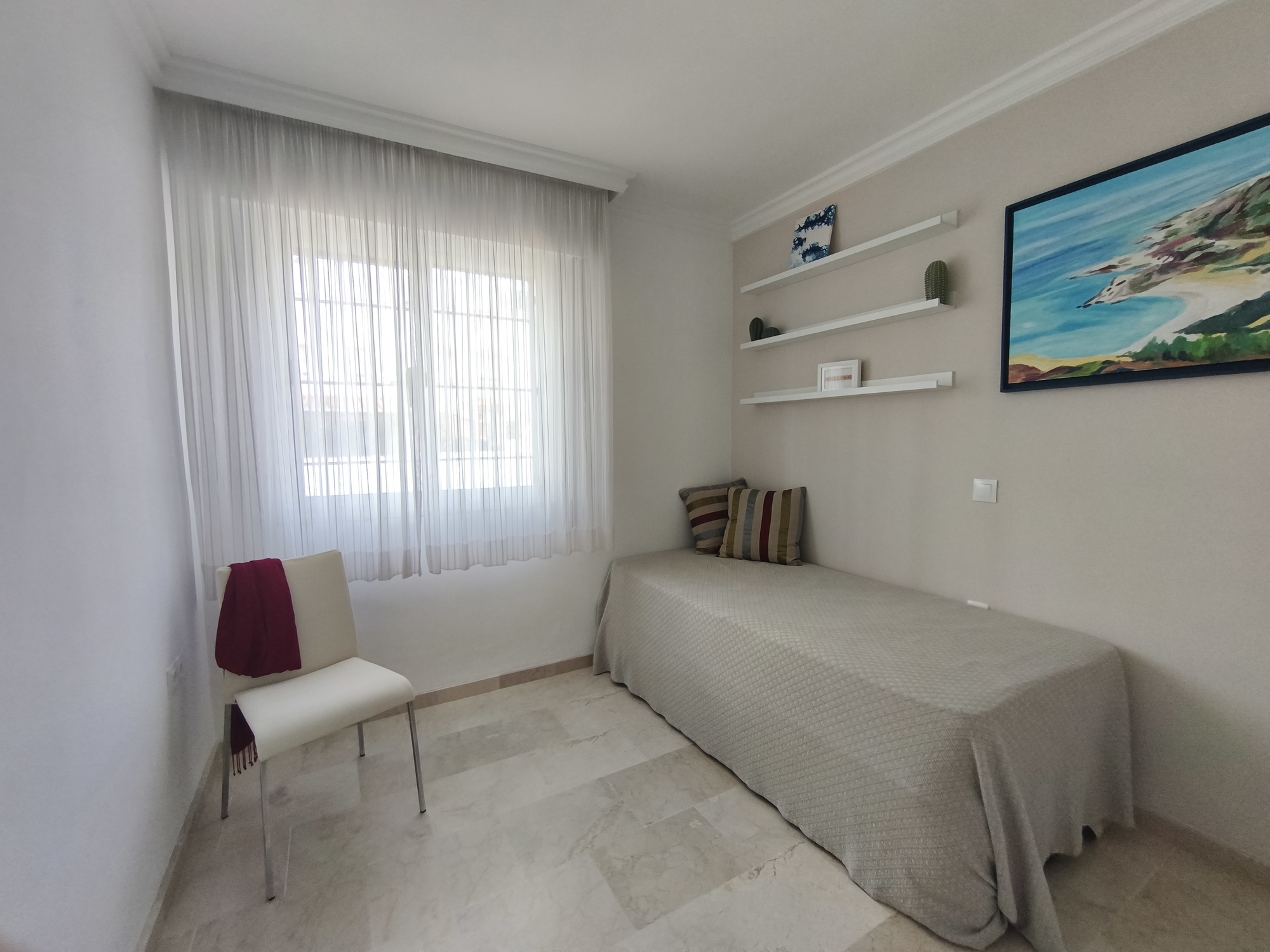 Espectacular Chalet Pareado de Esquina en Estepona: ¡Listo para entrar a vivir y con Coste Eléctrico Cero!