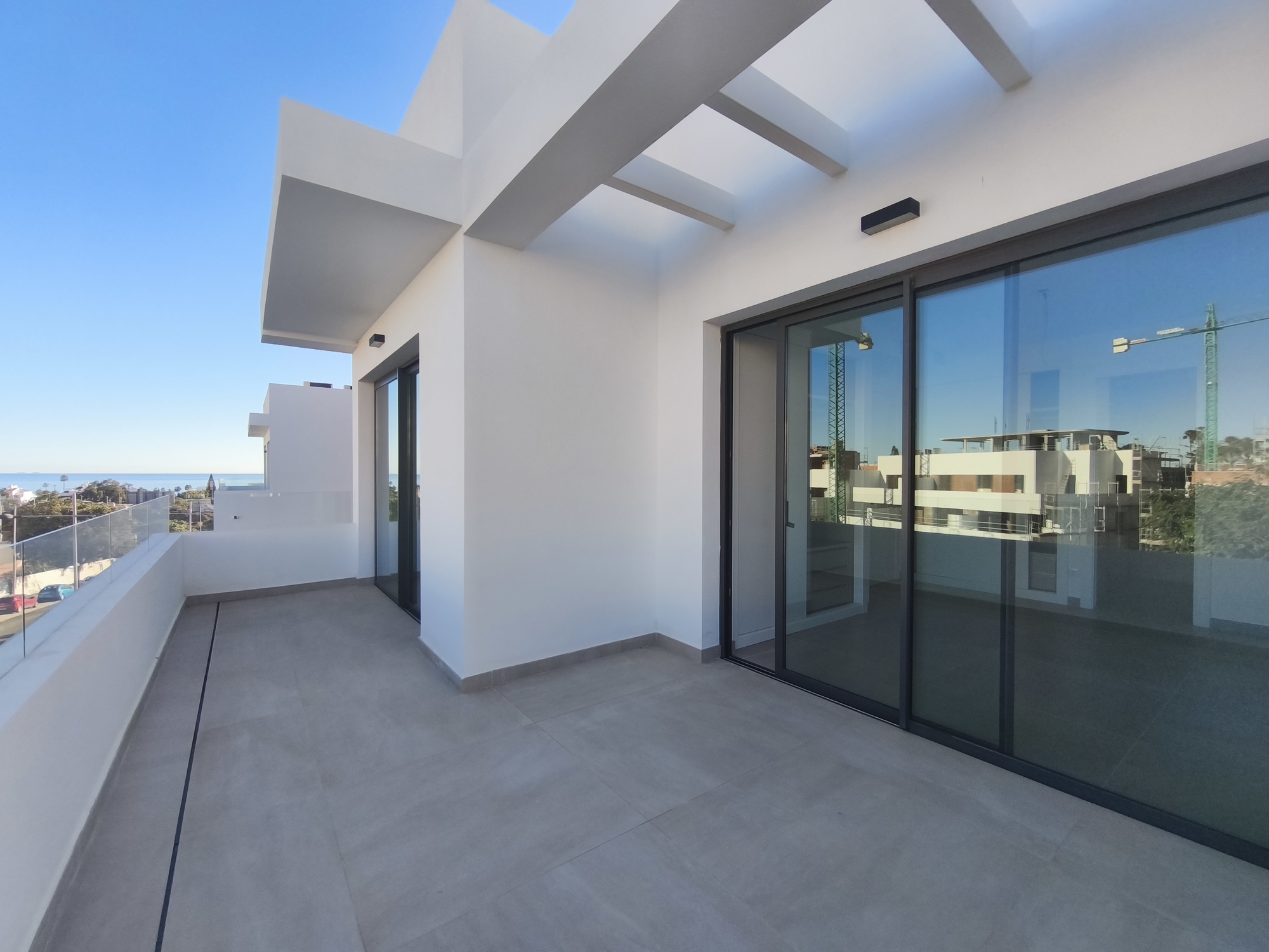 Impresionante ático de 3 dormitorios con piscina privada y vistas panorámicas al mar en La Gaspara, Estepona.