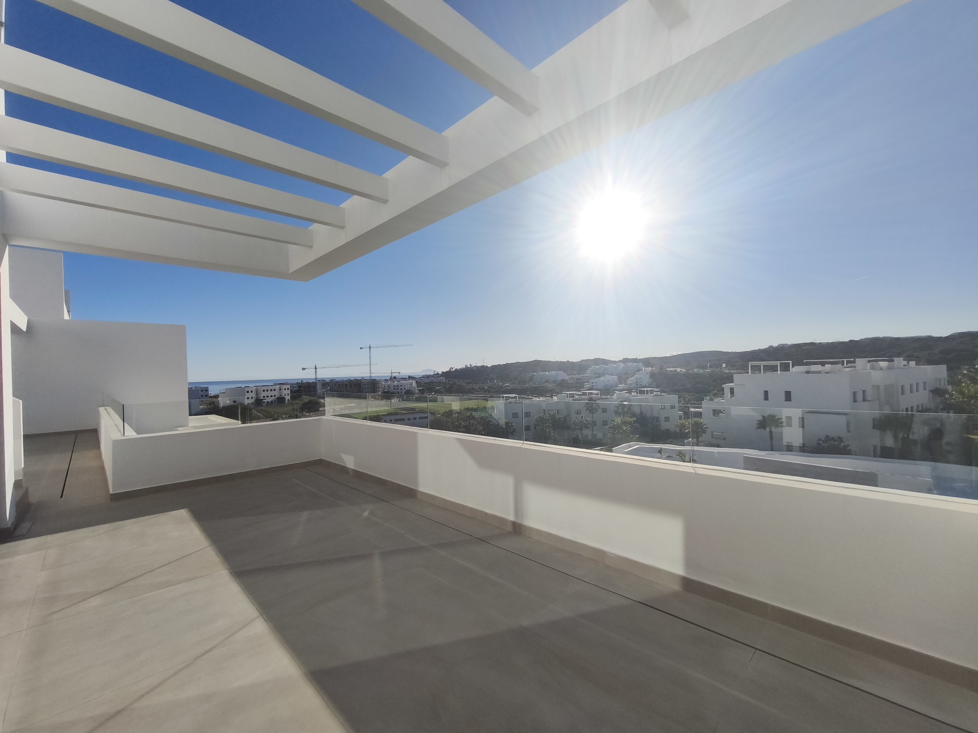 Impresionante ático de 3 dormitorios con piscina privada y vistas panorámicas al mar en La Gaspara, Estepona.