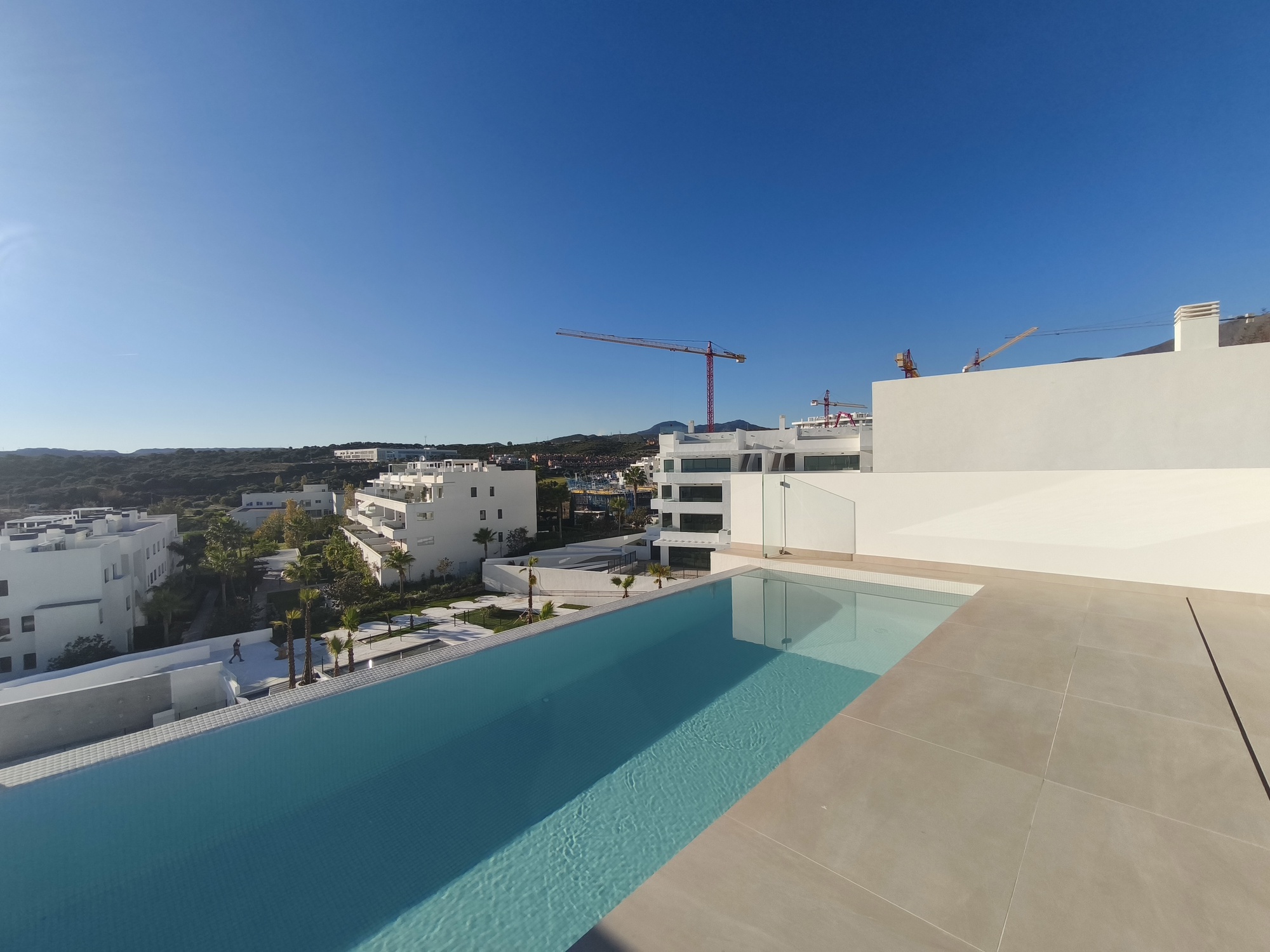 Impresionante ático de 3 dormitorios con piscina privada y vistas panorámicas al mar en La Gaspara, Estepona.