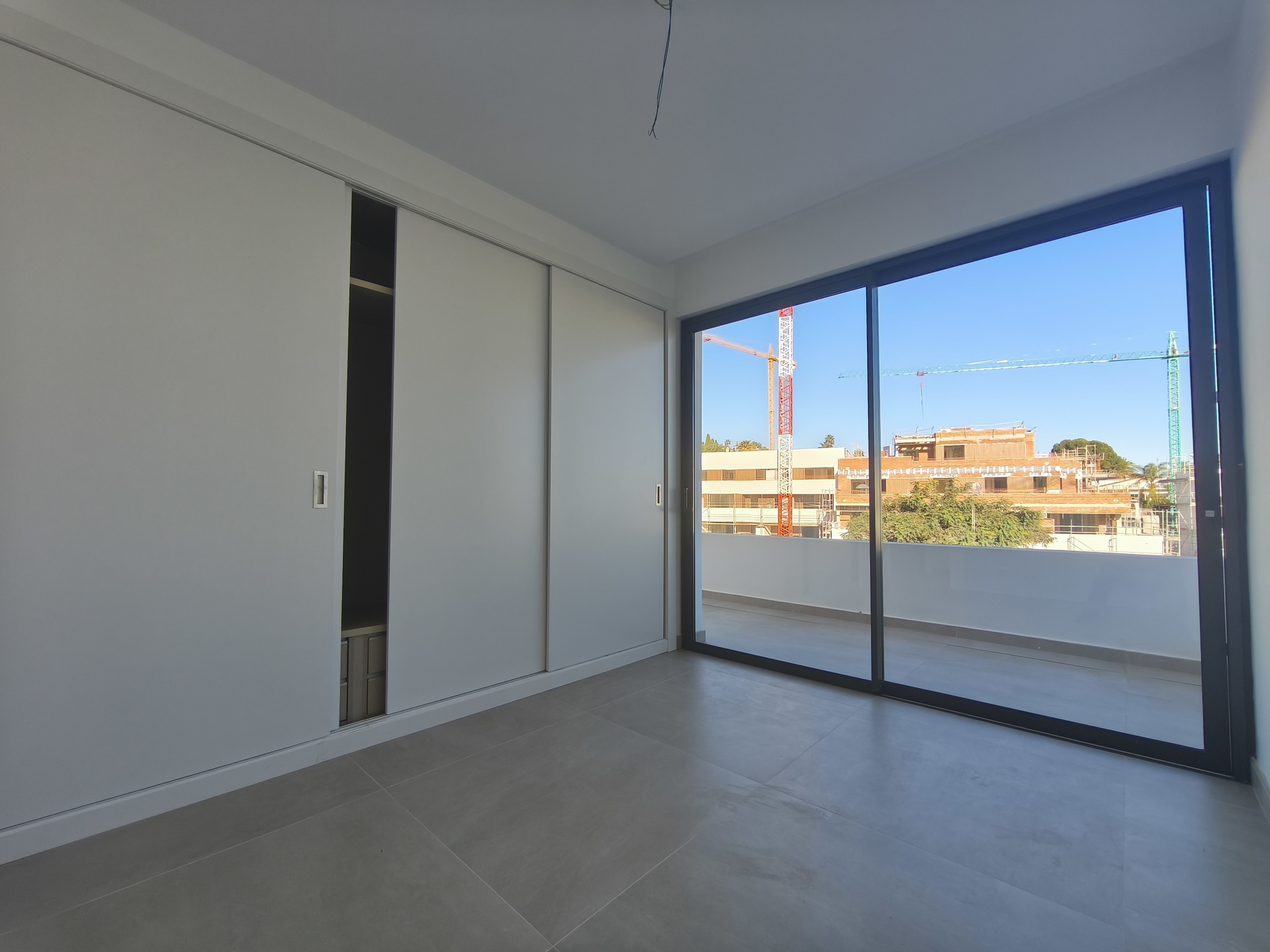 Impresionante ático de 3 dormitorios con piscina privada y vistas panorámicas al mar en La Gaspara, Estepona.
