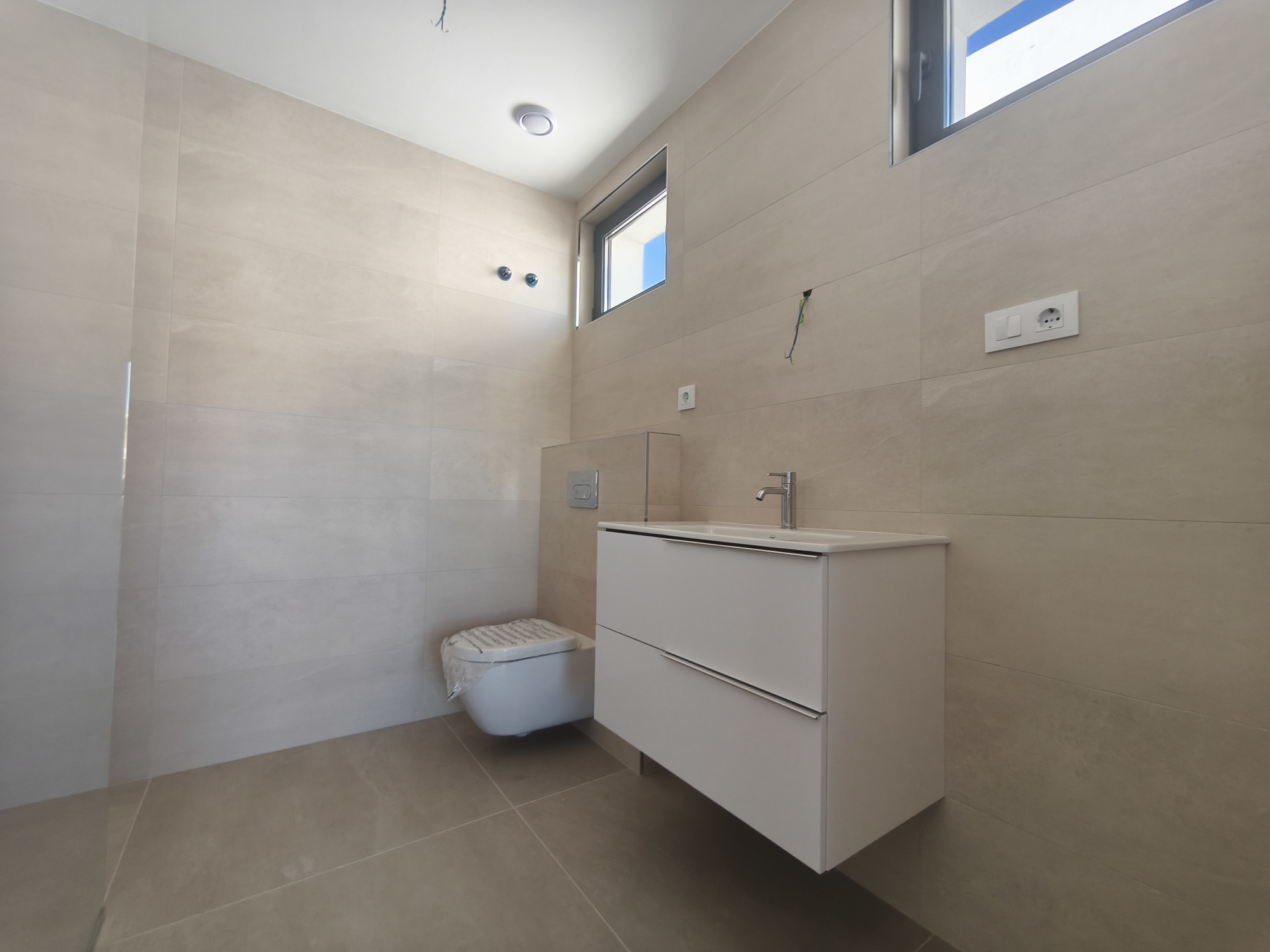 Impresionante ático de 3 dormitorios con piscina privada y vistas panorámicas al mar en La Gaspara, Estepona.