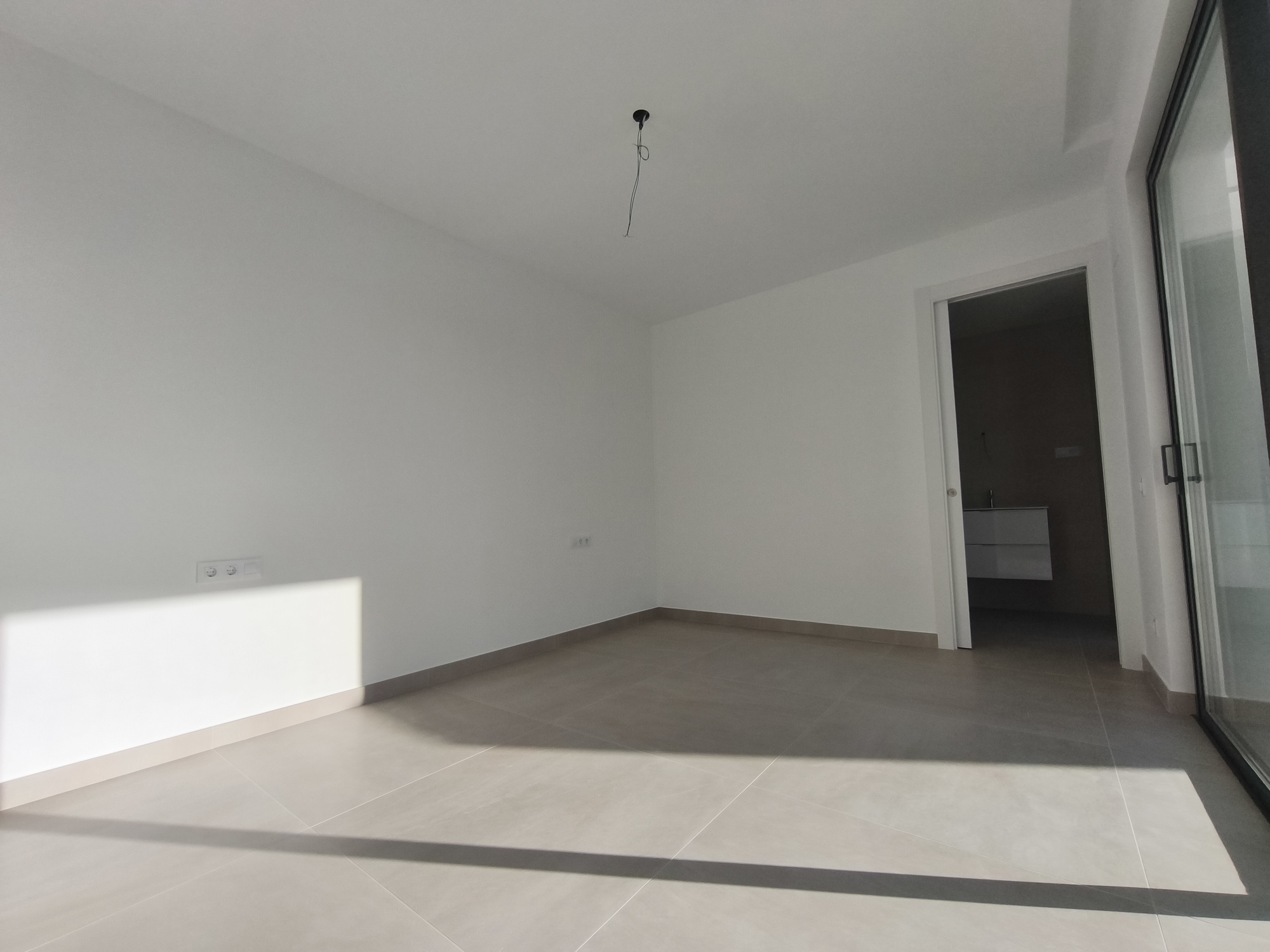 Impresionante ático de 3 dormitorios con piscina privada y vistas panorámicas al mar en La Gaspara, Estepona.
