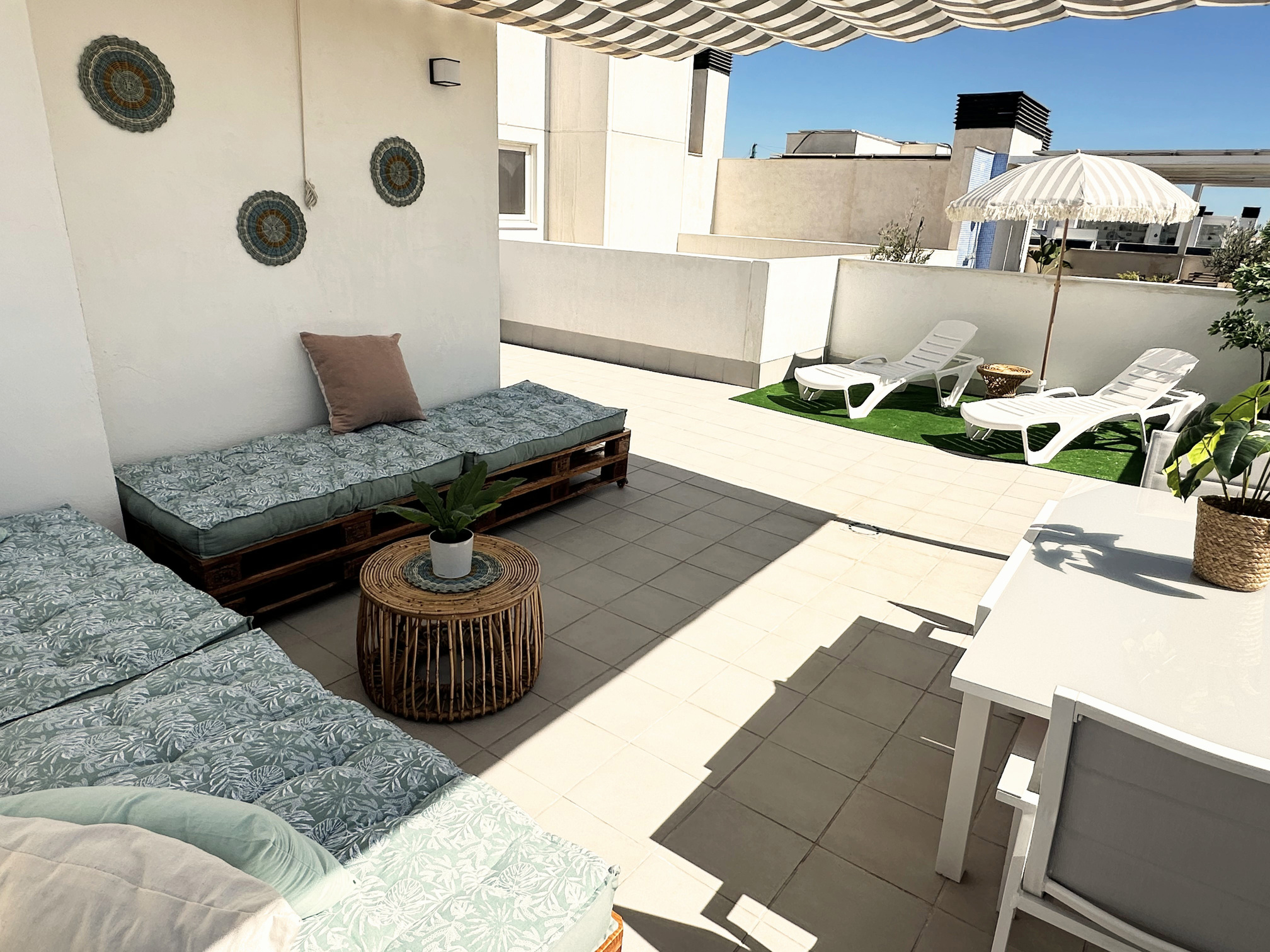Exclusivo Ático Dúplex con Solárium y Vistas Panorámicas en Estepona.