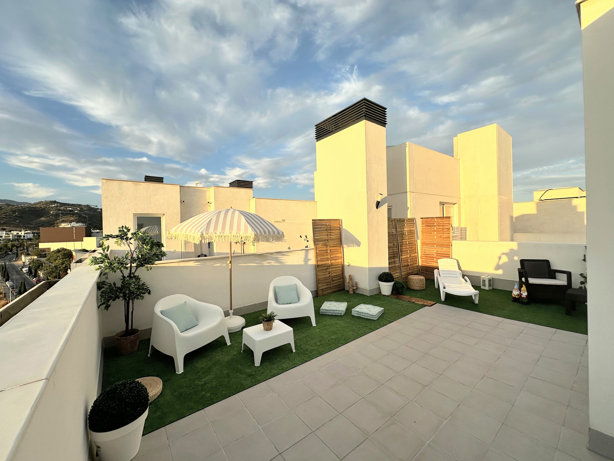Exclusivo Ático Dúplex con Solárium y Vistas Panorámicas en Estepona.