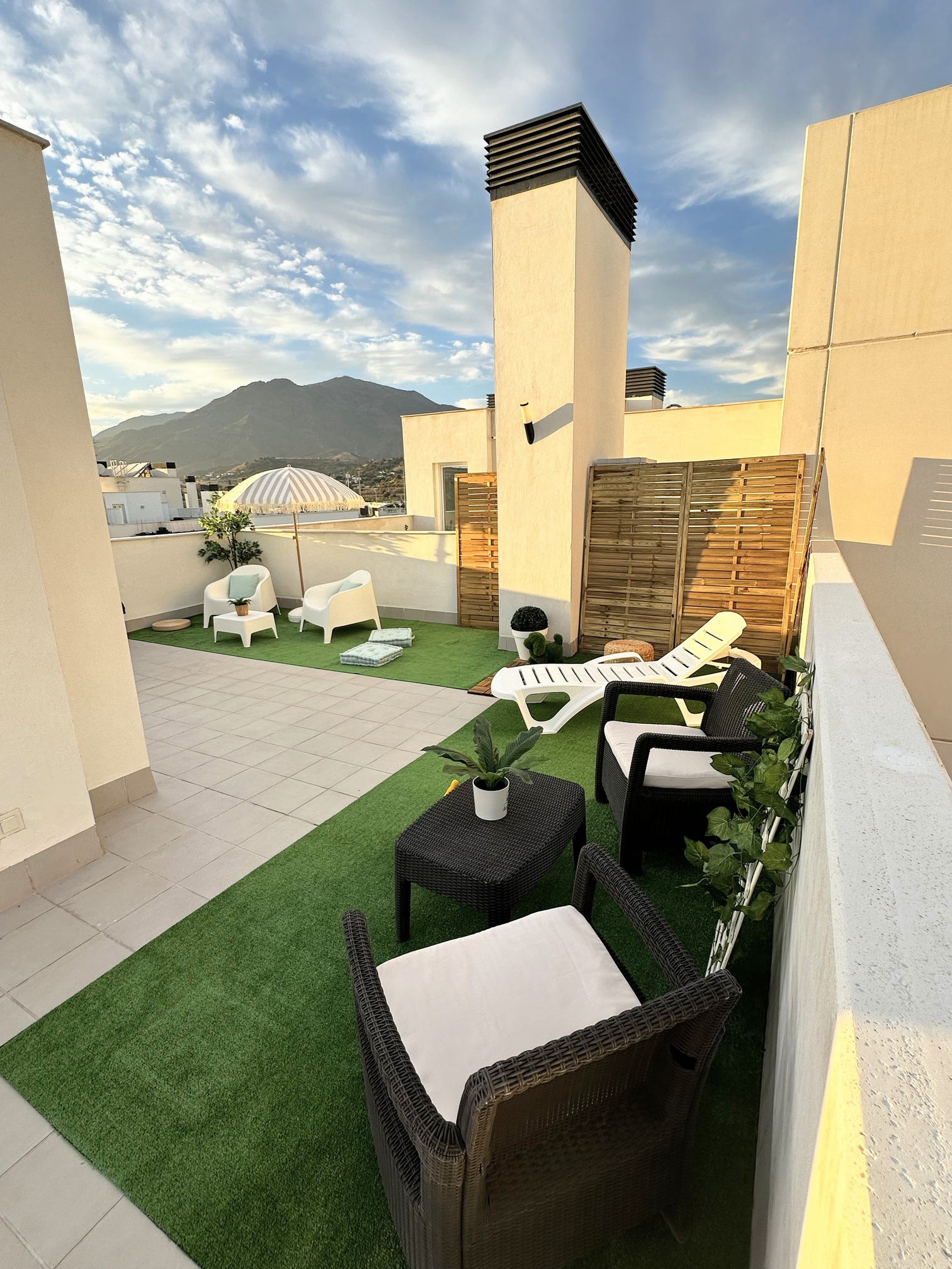 Exclusivo Ático Dúplex con Solárium y Vistas Panorámicas en Estepona.