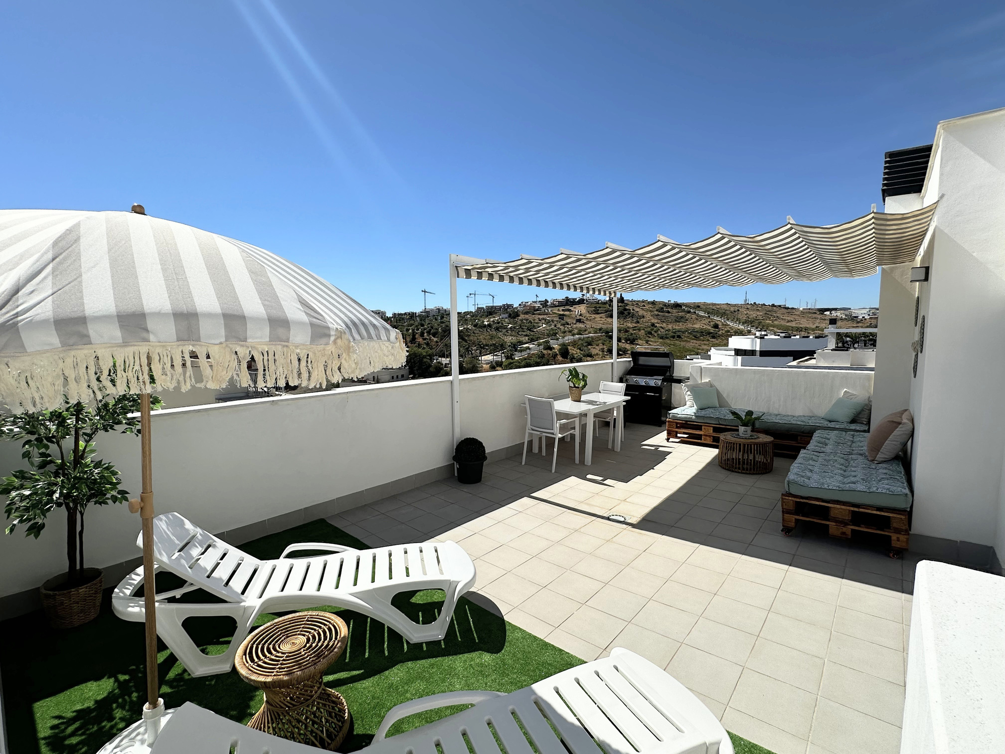 Exclusivo Ático Dúplex con Solárium y Vistas Panorámicas en Estepona.