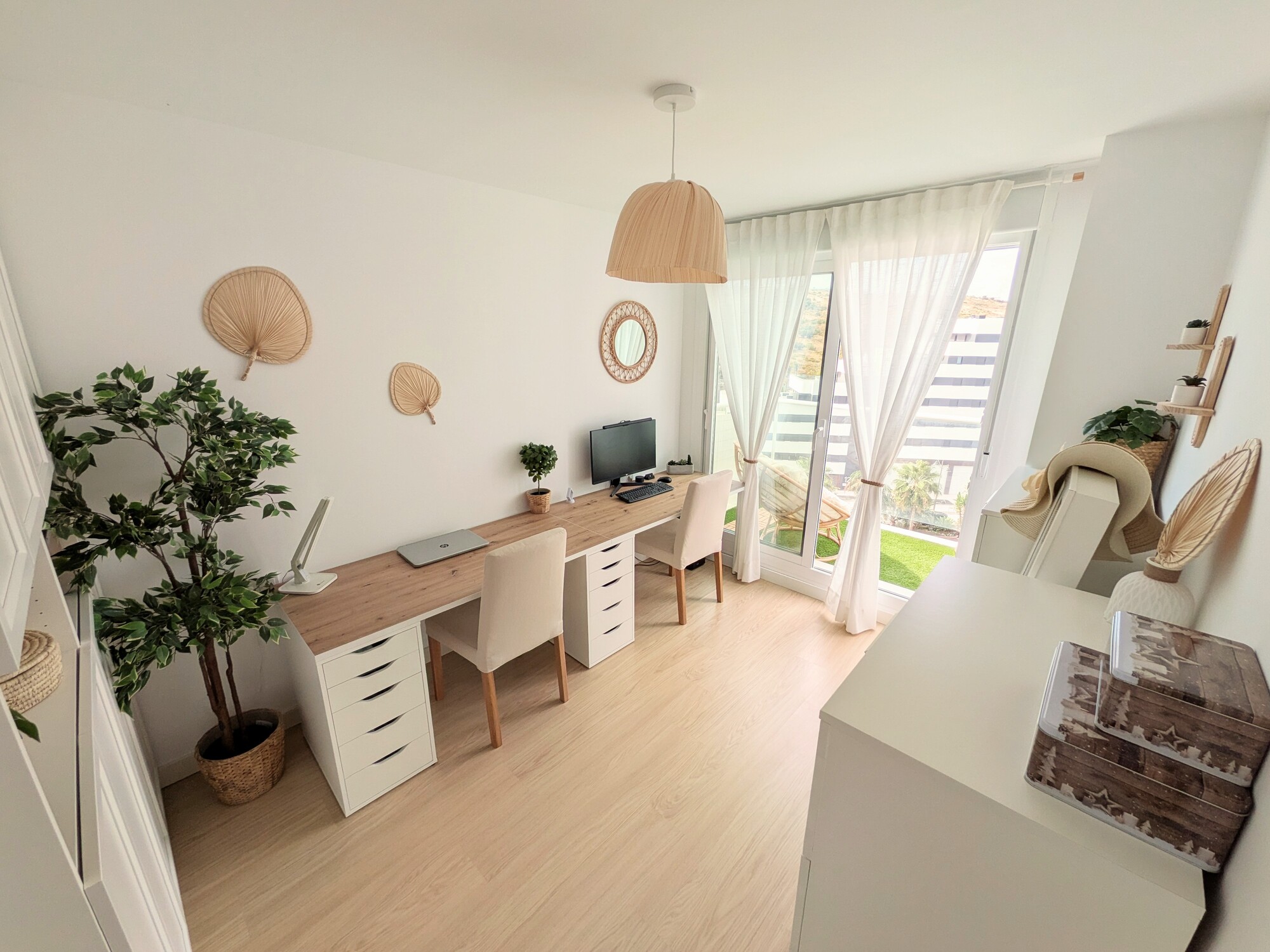 Exclusivo Ático Dúplex con Solárium y Vistas Panorámicas en Estepona.