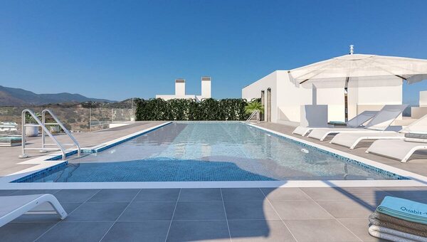 Exclusivo Ático Dúplex con Solárium y Vistas Panorámicas en Estepona.