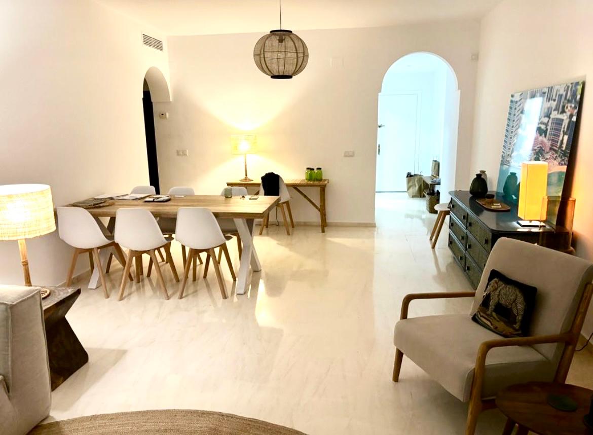 ¡Espectacular Ático Moderno a un Precio Excepcional en Benahavís!