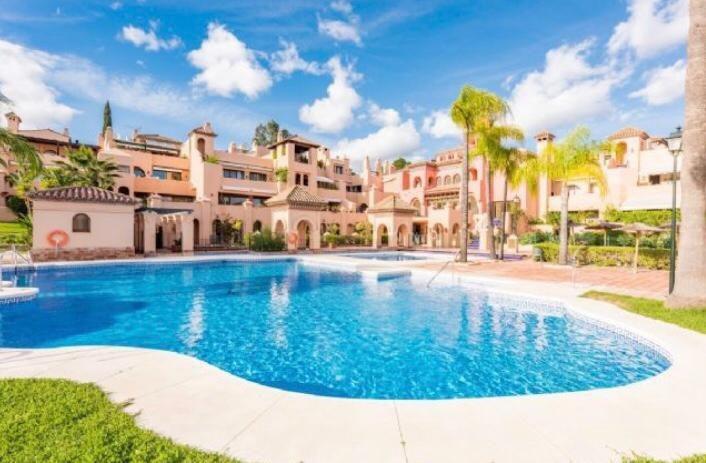 ¡Espectacular Ático Moderno a un Precio Excepcional en Benahavís!
