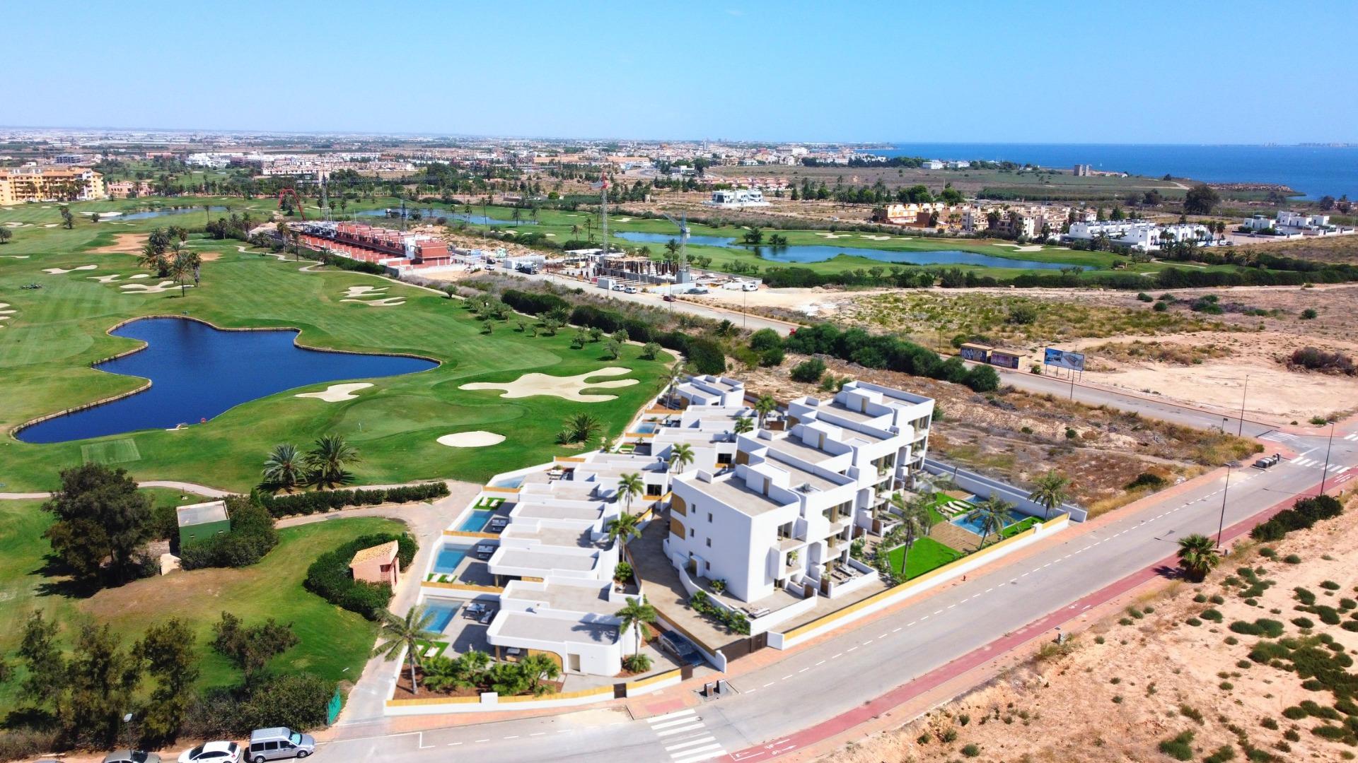 Complejo residencial de nueva construcción en Los Alcázares, en primera línea del campo de golf Serena