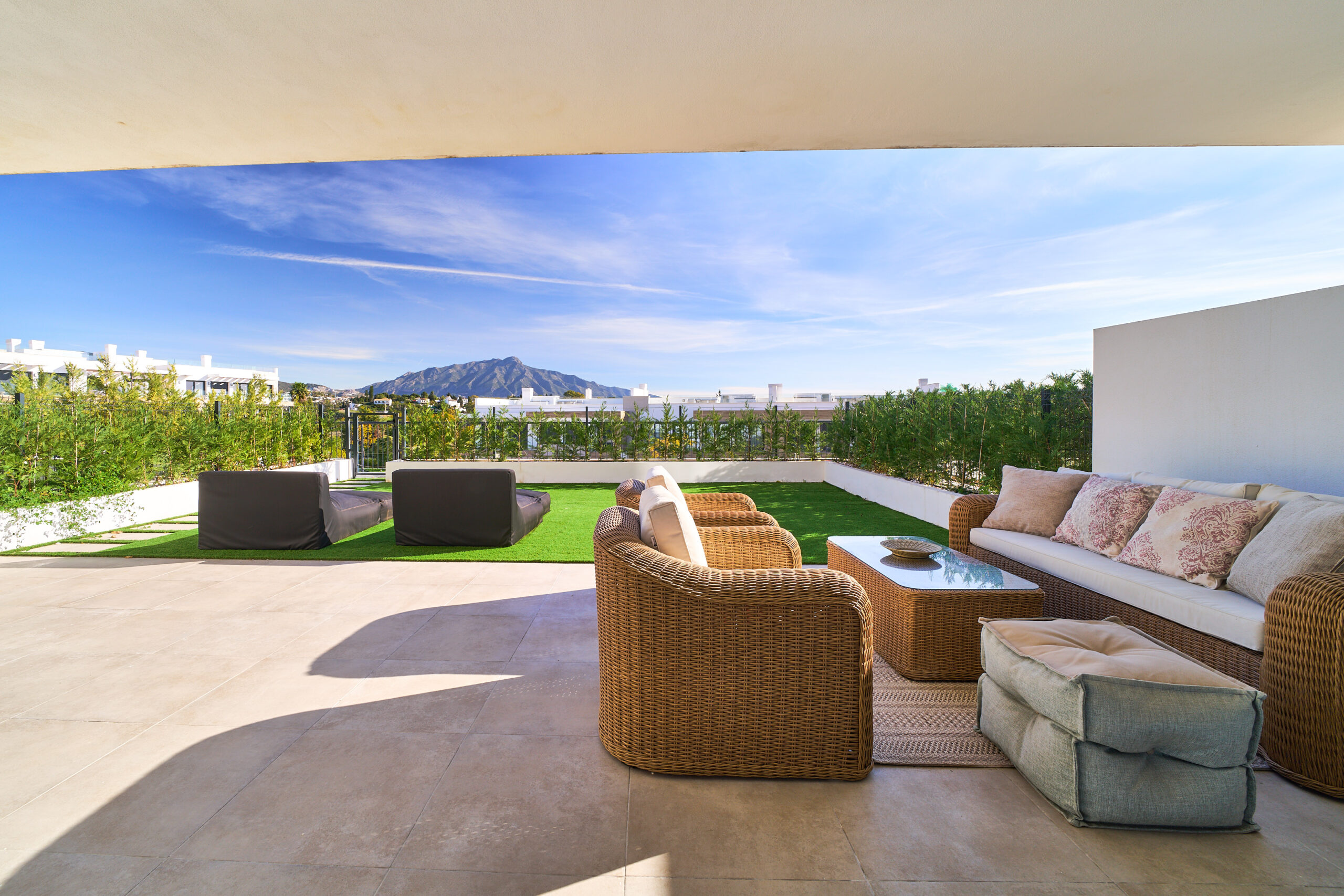 Apartamento Lujo Atalaya: Su Hogar Mediterráneo, Apartamento Key Ready en Atalaya, Estepona. Lujo mediterráneo, diseño moderno, terrazas, piscinas y golf. ¡Su hogar de ensueño en la Costa del Sol!