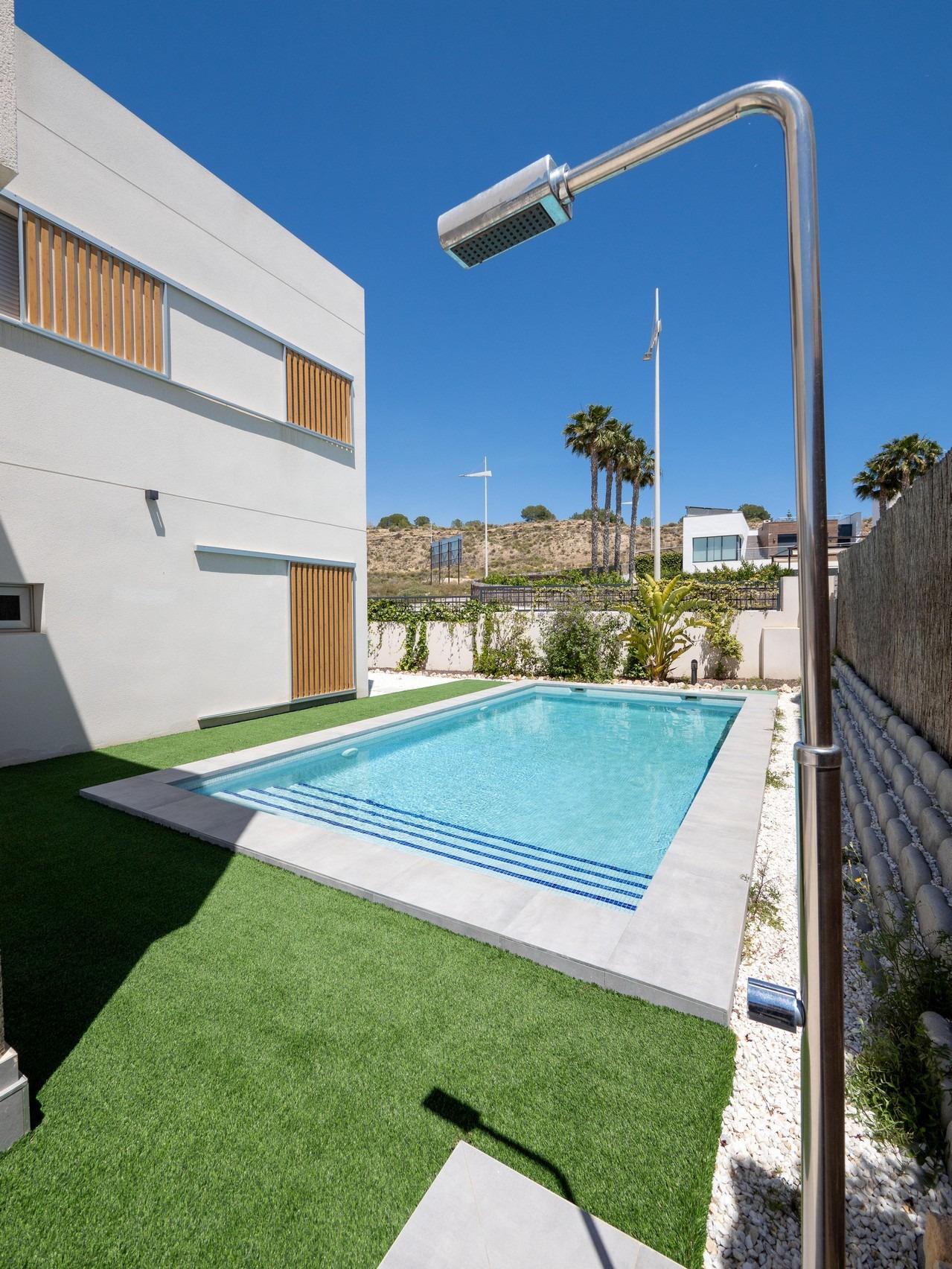 VILLA DE DISEñO MODERNO CON VISTAS AL GOLF, Villa de lujo en Algorfa, Costa Blanca Sur. 4 hab, 3 baños, vistas golf. Estilo mediterráneo moderno. ¡Oportunidad única en Alicante!