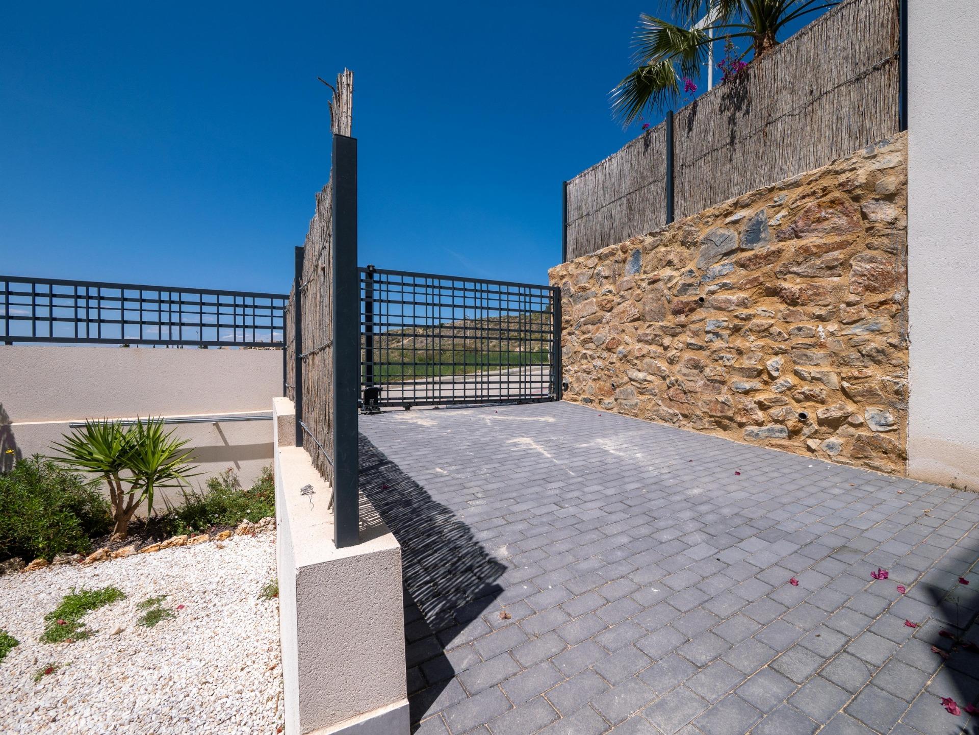 VILLA DE DISEñO MODERNO CON VISTAS AL GOLF, Villa de lujo en Algorfa, Costa Blanca Sur. 4 hab, 3 baños, vistas golf. Estilo mediterráneo moderno. ¡Oportunidad única en Alicante!