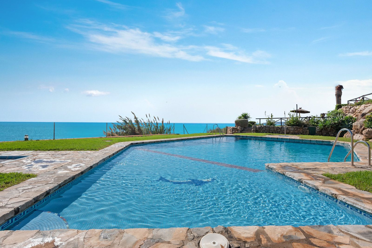 Adosado en Venta Costa del Sol, Adosado 2 dorm. en Bahía Azul, Estepona Oeste. Primera línea playa. Reforme a su gusto y viva el Mediterráneo. ¡Oportunidad única!
