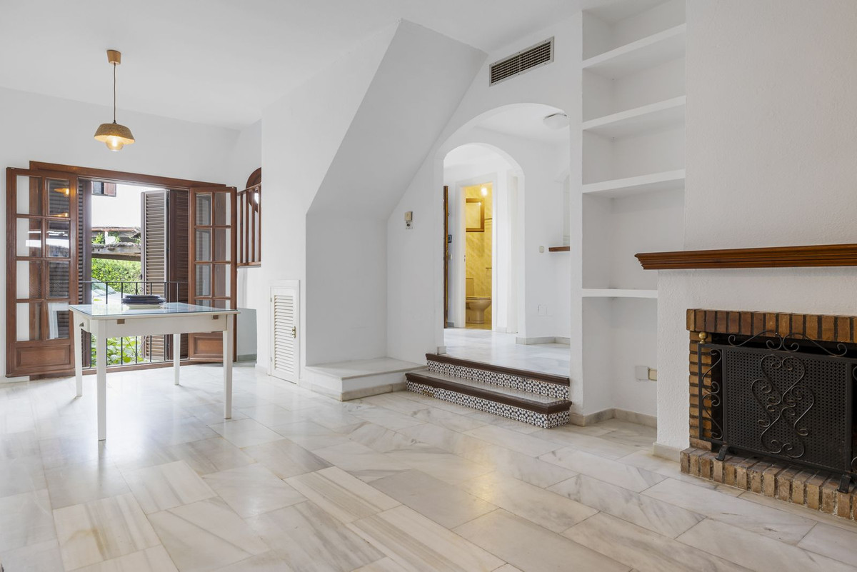 Adosado en Venta Costa del Sol, Adosado 2 dorm. en Bahía Azul, Estepona Oeste. Primera línea playa. Reforme a su gusto y viva el Mediterráneo. ¡Oportunidad única!