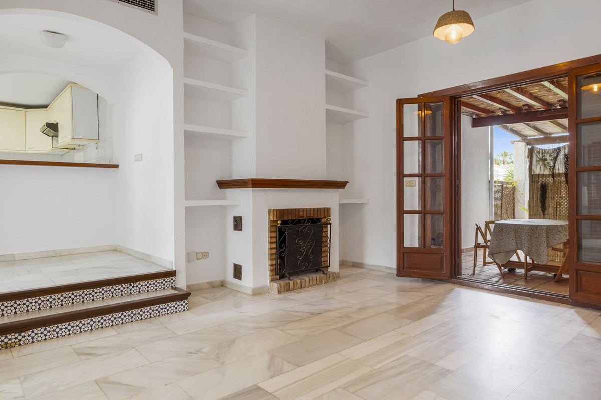 Adosado en Venta Costa del Sol, Adosado 2 dorm. en Bahía Azul, Estepona Oeste. Primera línea playa. Reforme a su gusto y viva el Mediterráneo. ¡Oportunidad única!