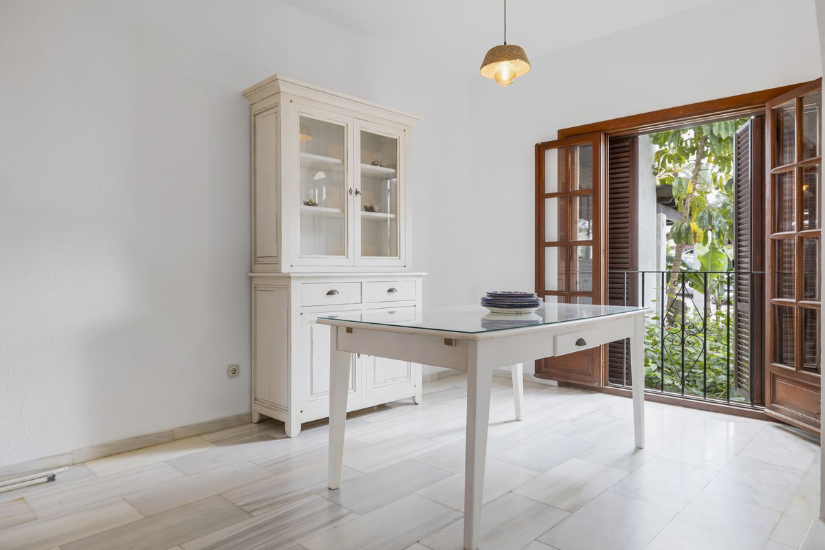 Adosado en Venta Costa del Sol, Adosado 2 dorm. en Bahía Azul, Estepona Oeste. Primera línea playa. Reforme a su gusto y viva el Mediterráneo. ¡Oportunidad única!