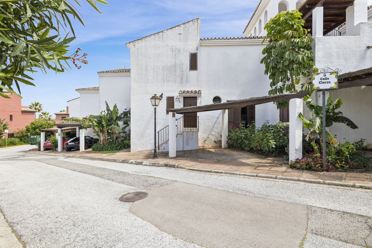 Adosado en Venta Costa del Sol, Adosado 2 dorm. en Bahía Azul, Estepona Oeste. Primera línea playa. Reforme a su gusto y viva el Mediterráneo. ¡Oportunidad única!