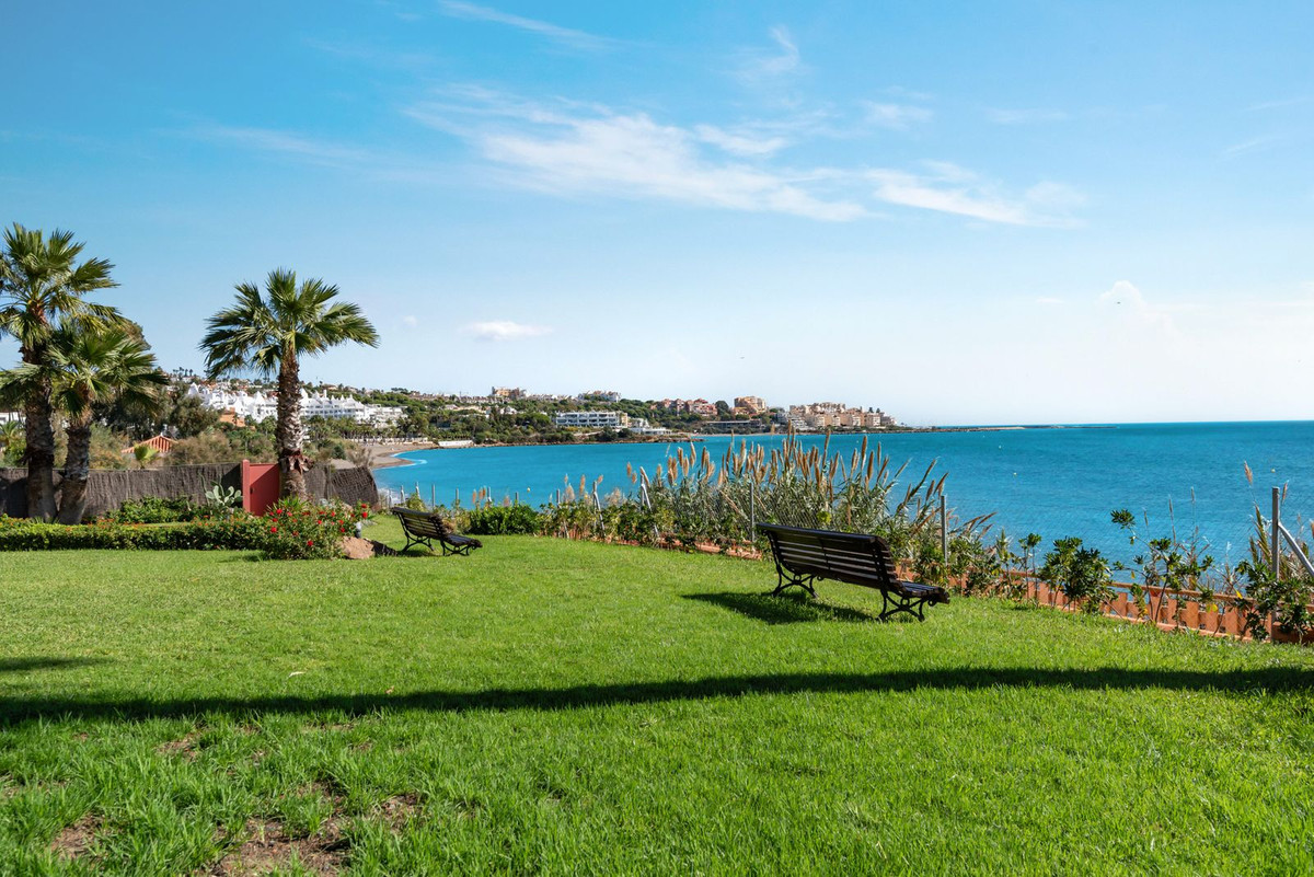 Adosado en Venta Costa del Sol, Adosado 2 dorm. en Bahía Azul, Estepona Oeste. Primera línea playa. Reforme a su gusto y viva el Mediterráneo. ¡Oportunidad única!