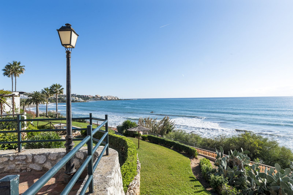 Adosado en Venta Costa del Sol, Adosado 2 dorm. en Bahía Azul, Estepona Oeste. Primera línea playa. Reforme a su gusto y viva el Mediterráneo. ¡Oportunidad única!