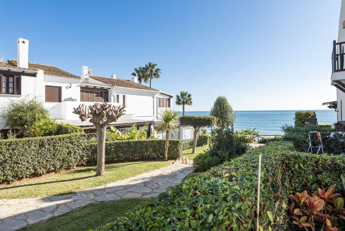 Adosado en Venta Costa del Sol, Adosado 2 dorm. en Bahía Azul, Estepona Oeste. Primera línea playa. Reforme a su gusto y viva el Mediterráneo. ¡Oportunidad única!