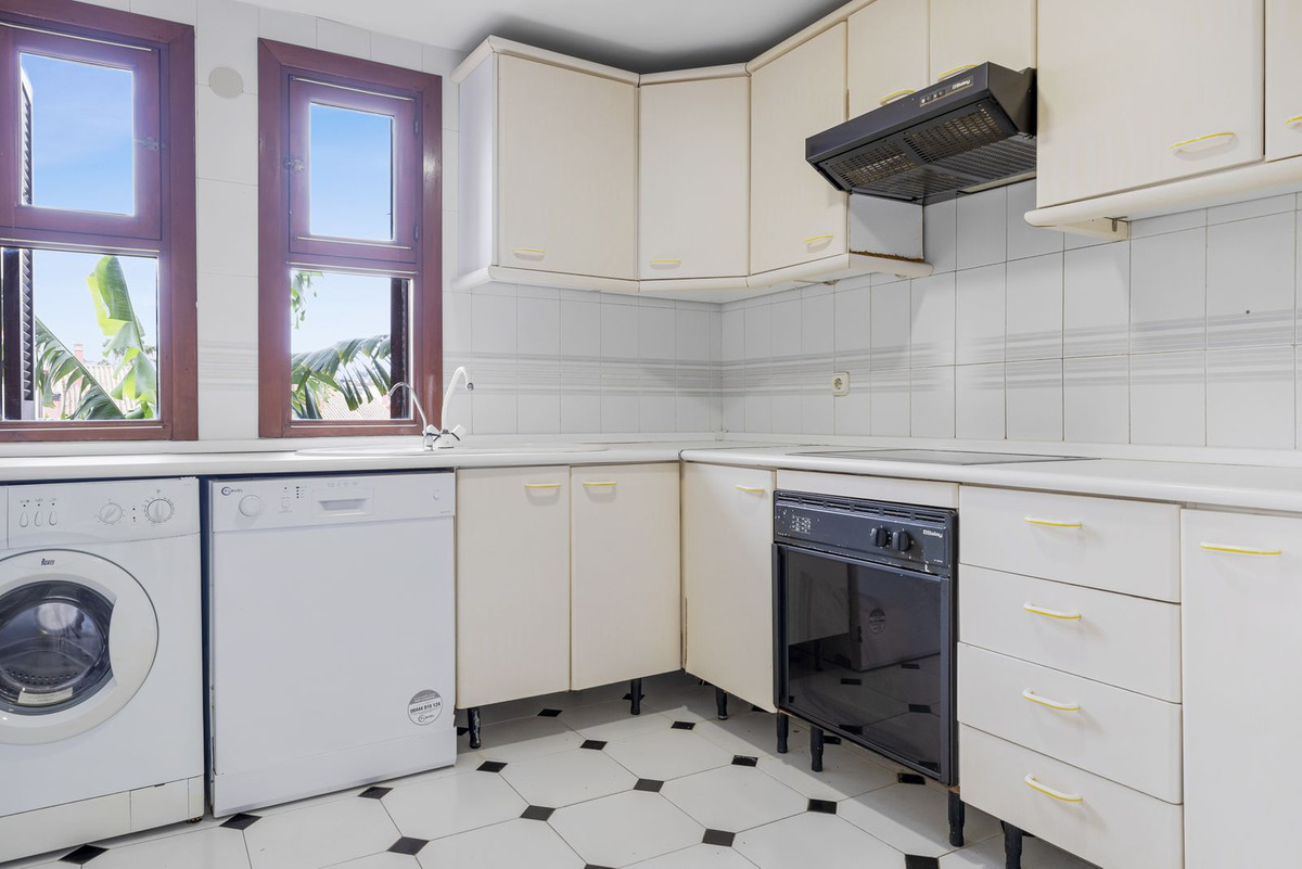 Adosado en Venta Costa del Sol, Adosado 2 dorm. en Bahía Azul, Estepona Oeste. Primera línea playa. Reforme a su gusto y viva el Mediterráneo. ¡Oportunidad única!