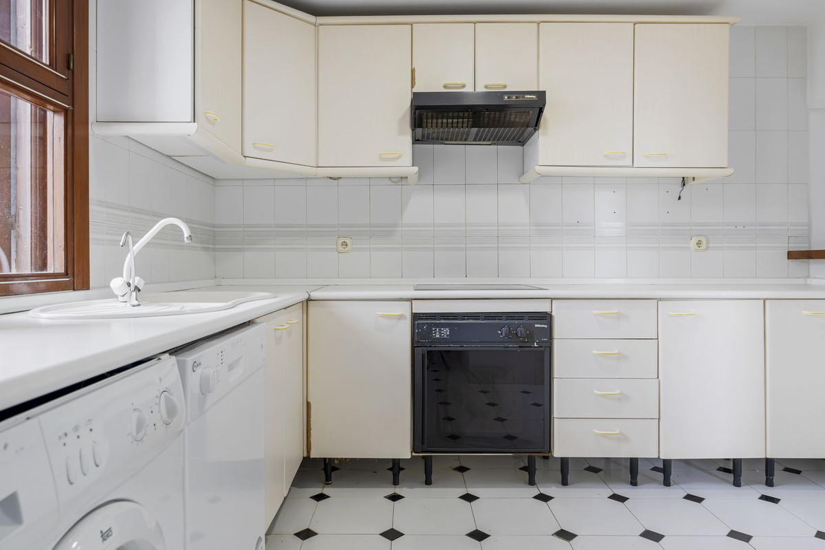 Adosado en Venta Costa del Sol, Adosado 2 dorm. en Bahía Azul, Estepona Oeste. Primera línea playa. Reforme a su gusto y viva el Mediterráneo. ¡Oportunidad única!