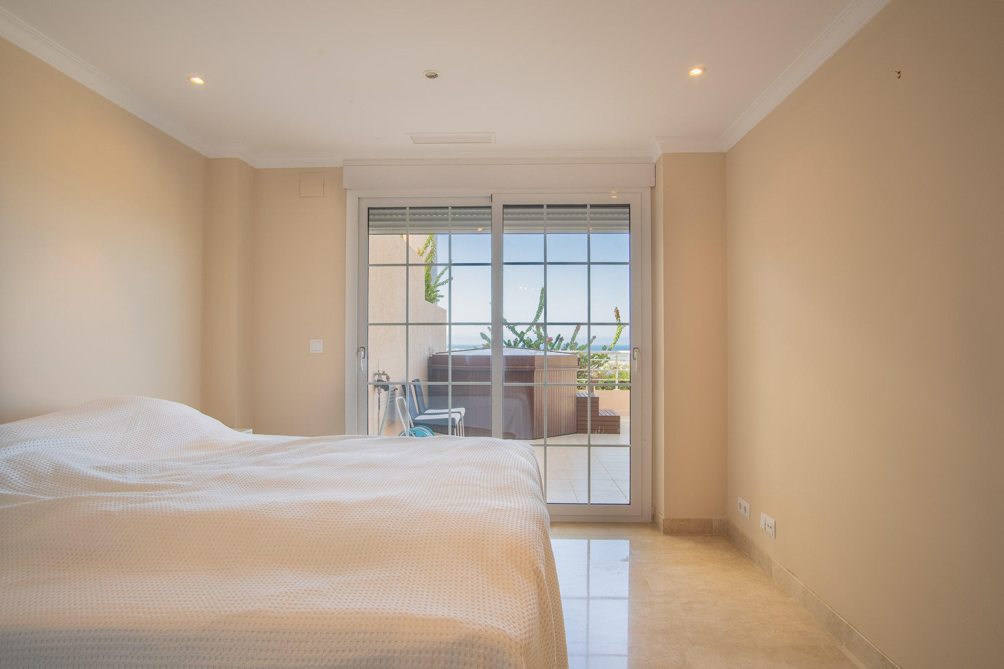Apartamento en Venta 1, Lujoso apartamento en La Sella, Pedreguer. Disfrute de 3 dorm., 2 baños, terraza con jacuzzi y vistas al mar. Exclusiva urbanización con golf, piscina y segurid