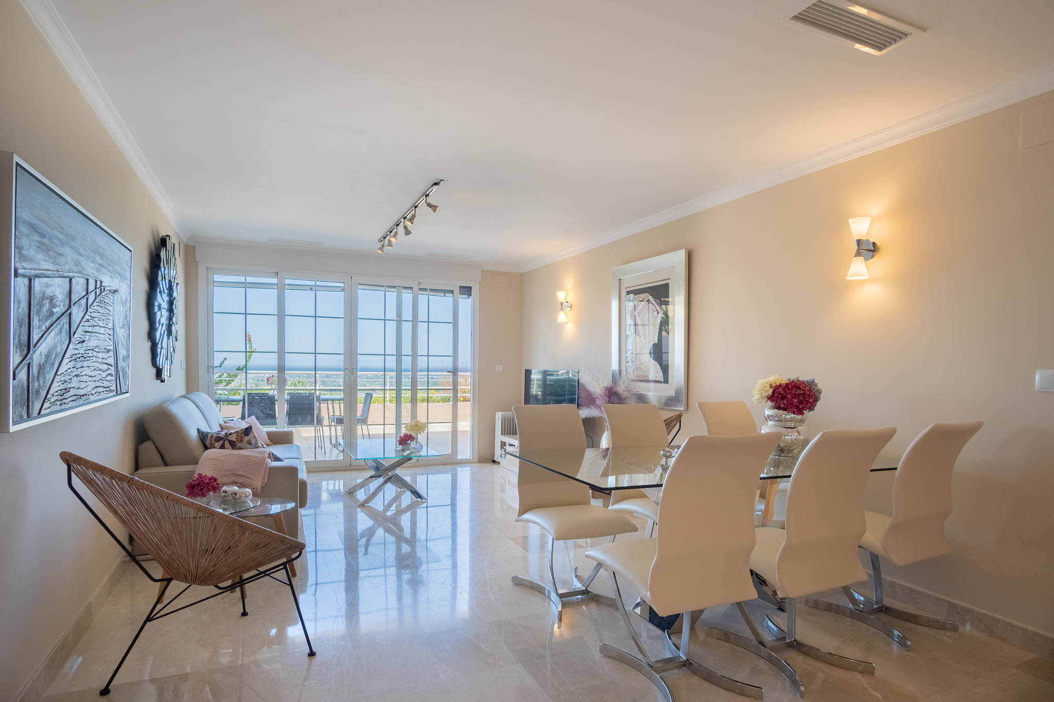 Apartamento en Venta 1, Lujoso apartamento en La Sella, Pedreguer. Disfrute de 3 dorm., 2 baños, terraza con jacuzzi y vistas al mar. Exclusiva urbanización con golf, piscina y segurid