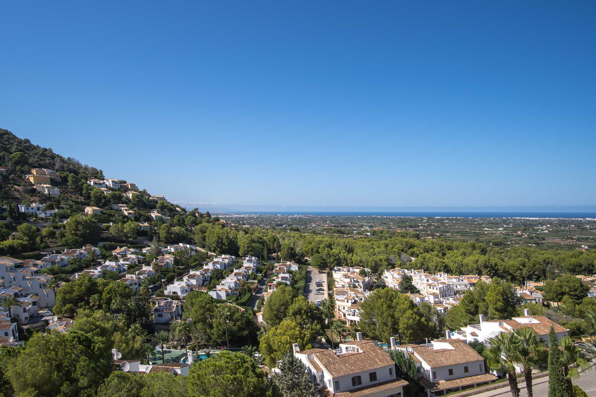 Apartamento en Venta 1, Lujoso apartamento en La Sella, Pedreguer. Disfrute de 3 dorm., 2 baños, terraza con jacuzzi y vistas al mar. Exclusiva urbanización con golf, piscina y segurid