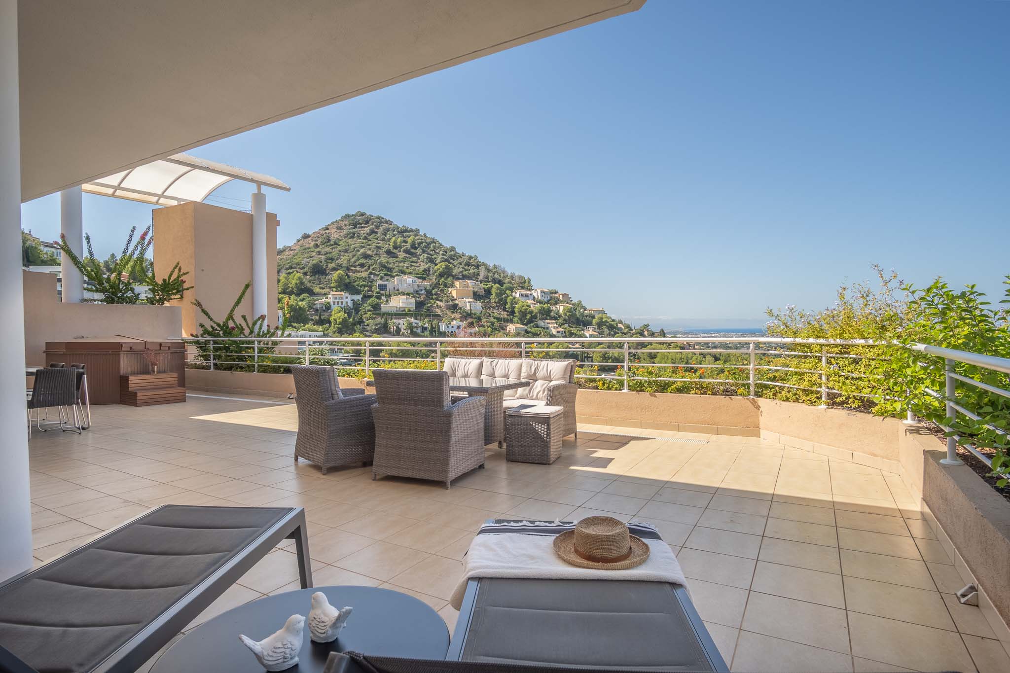 Apartamento en Venta 1, Lujoso apartamento en La Sella, Pedreguer. Disfrute de 3 dorm., 2 baños, terraza con jacuzzi y vistas al mar. Exclusiva urbanización con golf, piscina y segurid