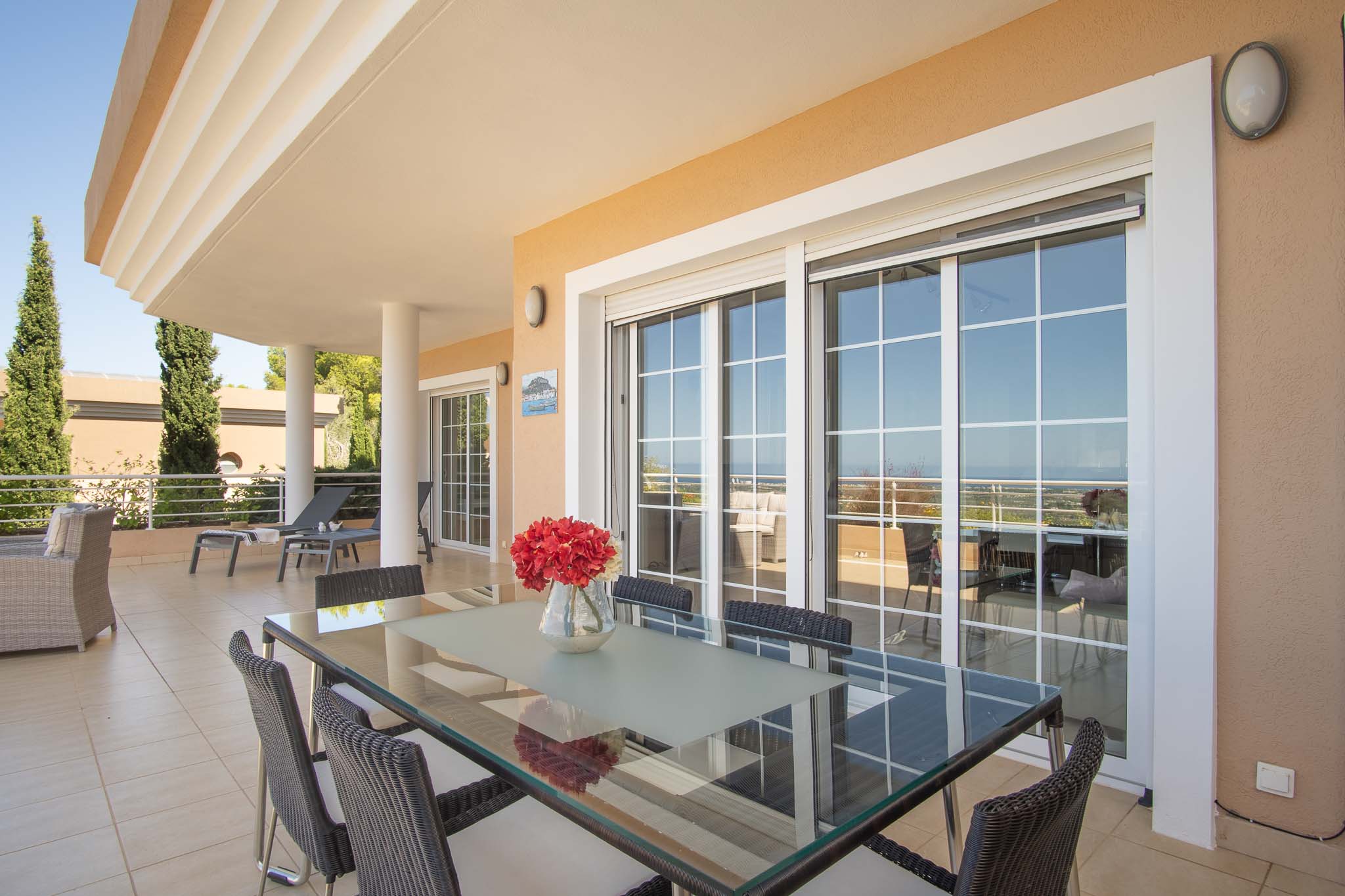Apartamento en Venta 1, Lujoso apartamento en La Sella, Pedreguer. Disfrute de 3 dorm., 2 baños, terraza con jacuzzi y vistas al mar. Exclusiva urbanización con golf, piscina y segurid