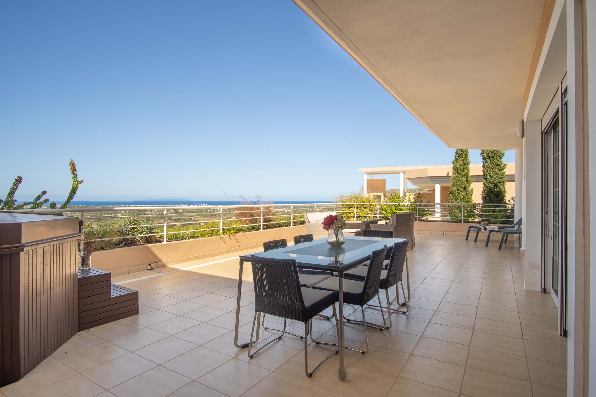 Apartamento en Venta 1, Lujoso apartamento en La Sella, Pedreguer. Disfrute de 3 dorm., 2 baños, terraza con jacuzzi y vistas al mar. Exclusiva urbanización con golf, piscina y segurid