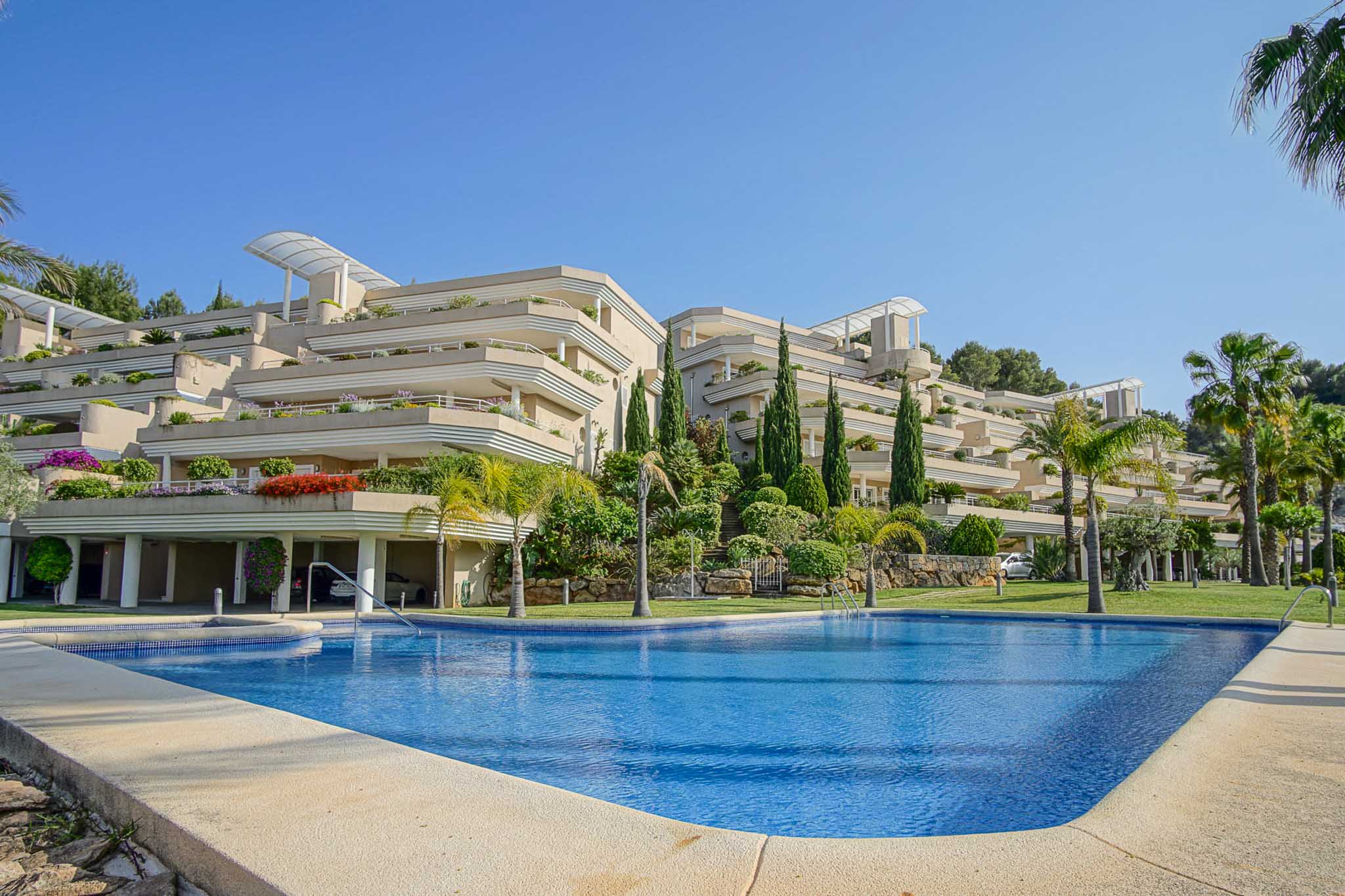 Apartamento en Venta 1, Lujoso apartamento en La Sella, Pedreguer. Disfrute de 3 dorm., 2 baños, terraza con jacuzzi y vistas al mar. Exclusiva urbanización con golf, piscina y segurid