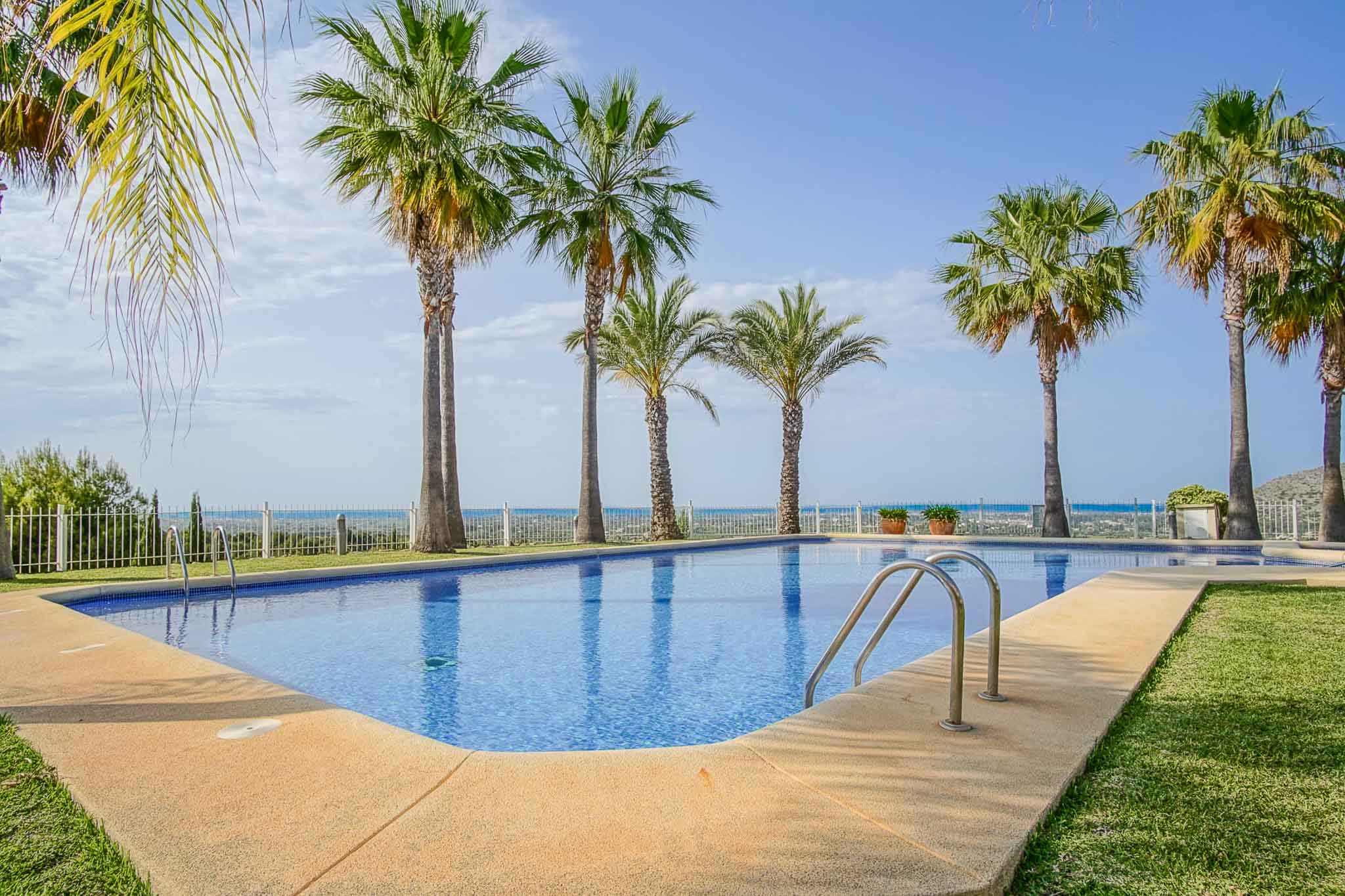 Apartamento en Venta 1, Lujoso apartamento en La Sella, Pedreguer. Disfrute de 3 dorm., 2 baños, terraza con jacuzzi y vistas al mar. Exclusiva urbanización con golf, piscina y segurid