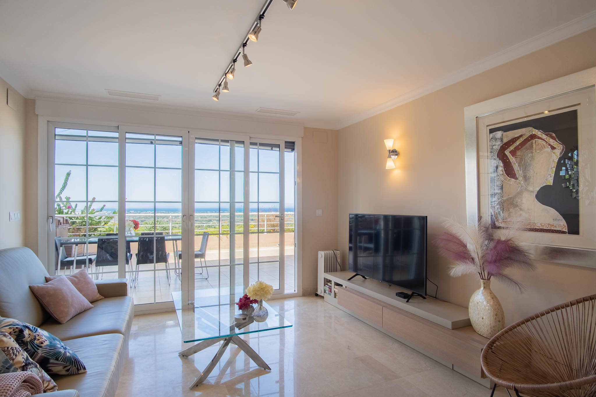 Apartamento en Venta 1, Lujoso apartamento en La Sella, Pedreguer. Disfrute de 3 dorm., 2 baños, terraza con jacuzzi y vistas al mar. Exclusiva urbanización con golf, piscina y segurid