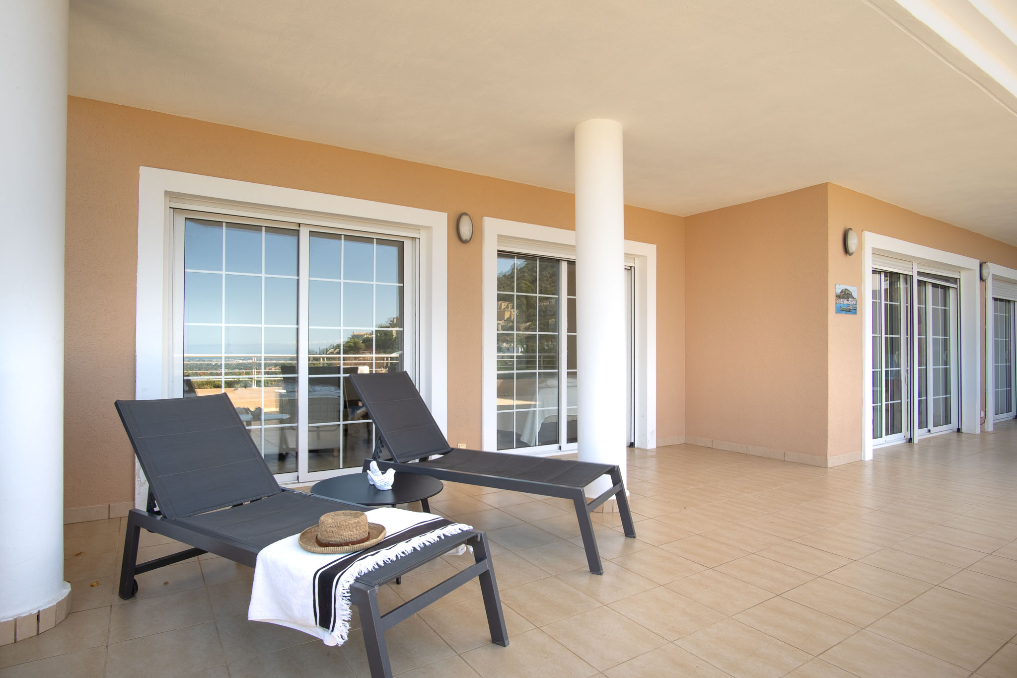 Apartamento en Venta 1, Lujoso apartamento en La Sella, Pedreguer. Disfrute de 3 dorm., 2 baños, terraza con jacuzzi y vistas al mar. Exclusiva urbanización con golf, piscina y segurid