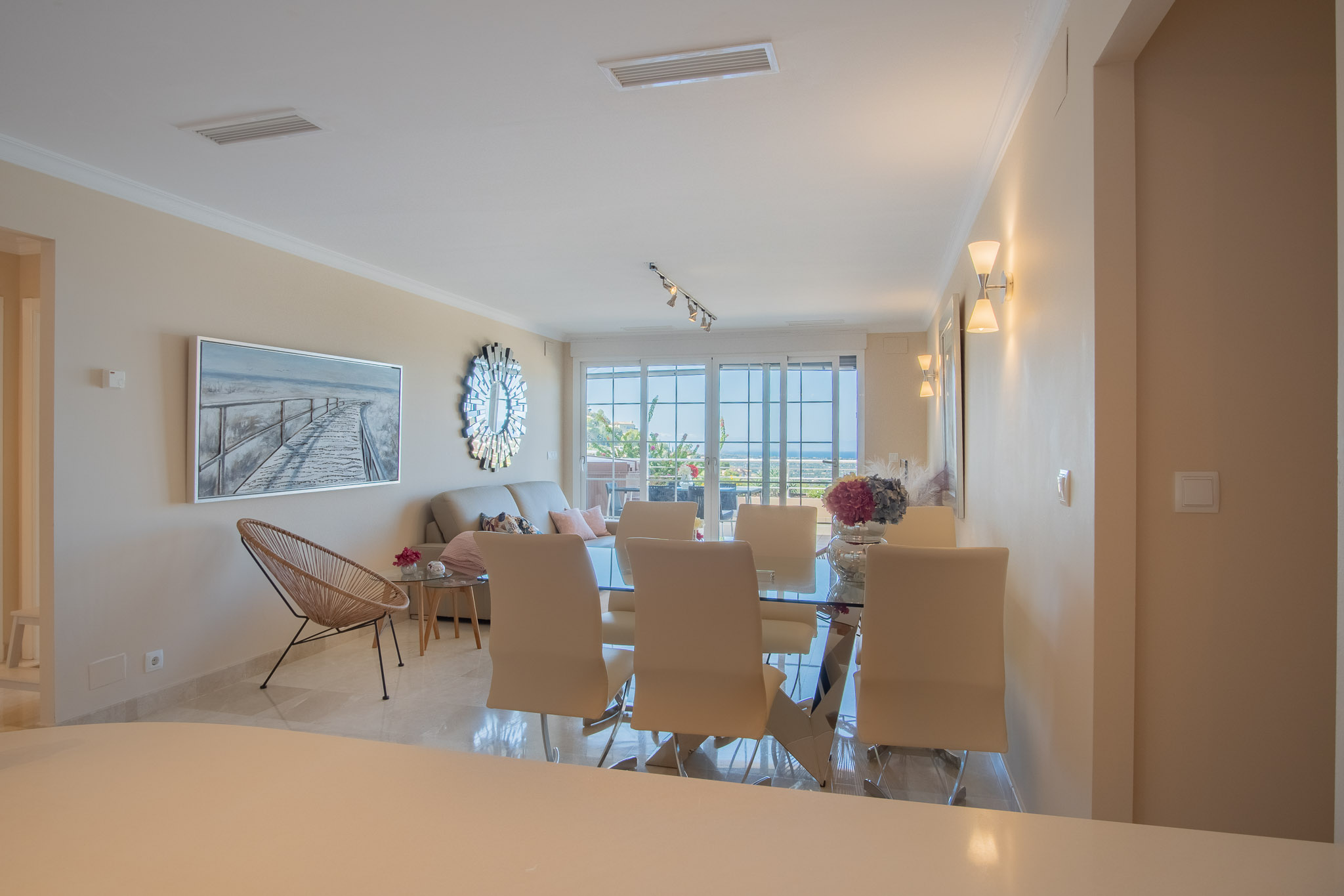 Apartamento en Venta 1, Lujoso apartamento en La Sella, Pedreguer. Disfrute de 3 dorm., 2 baños, terraza con jacuzzi y vistas al mar. Exclusiva urbanización con golf, piscina y segurid