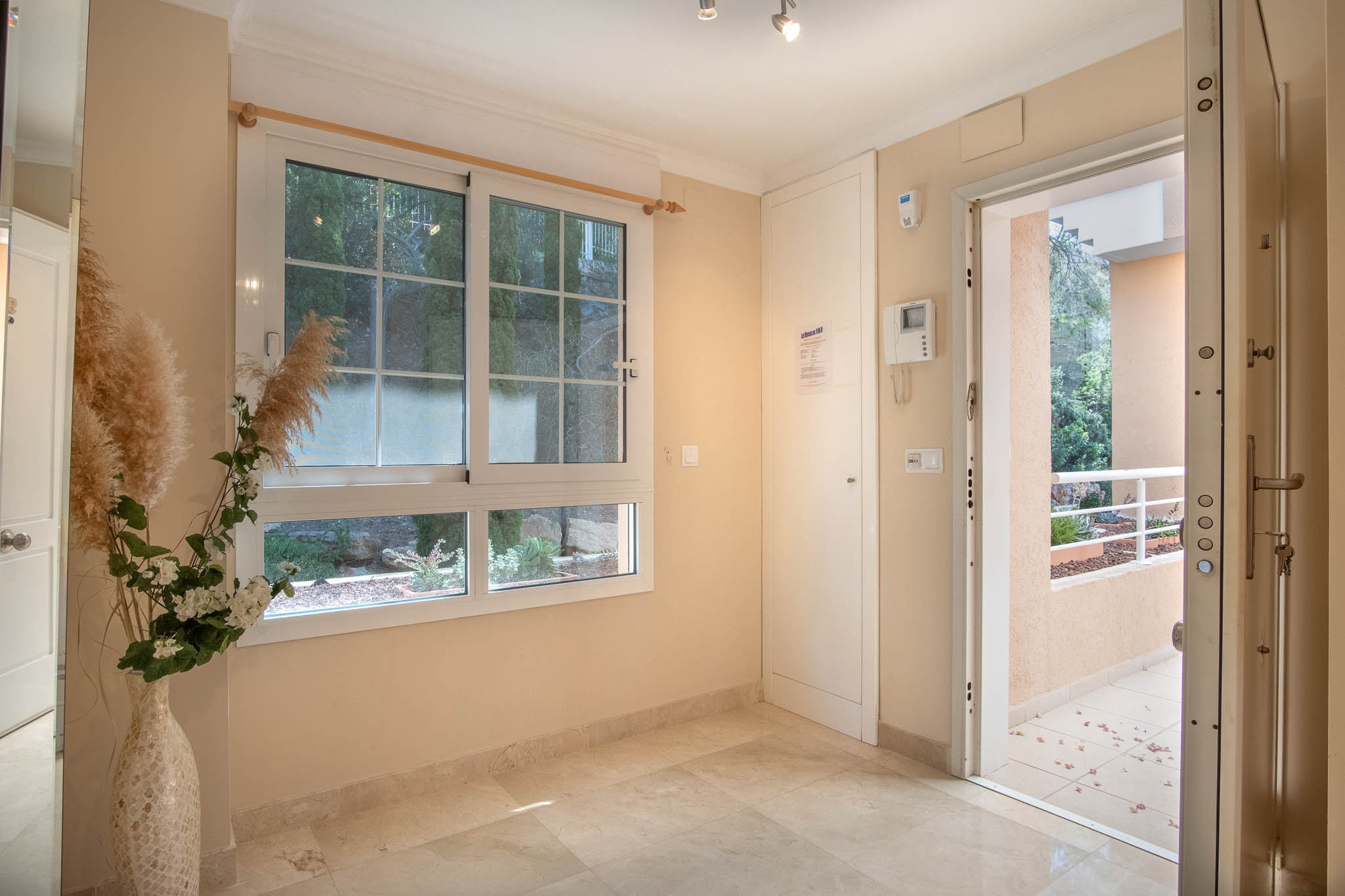 Apartamento en Venta 1, Lujoso apartamento en La Sella, Pedreguer. Disfrute de 3 dorm., 2 baños, terraza con jacuzzi y vistas al mar. Exclusiva urbanización con golf, piscina y segurid