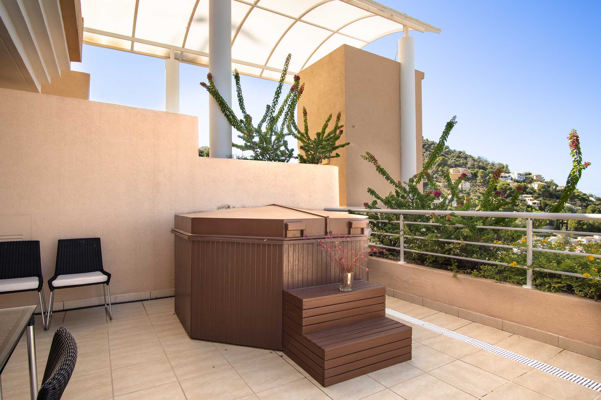 Apartamento en Venta 1, Lujoso apartamento en La Sella, Pedreguer. Disfrute de 3 dorm., 2 baños, terraza con jacuzzi y vistas al mar. Exclusiva urbanización con golf, piscina y segurid